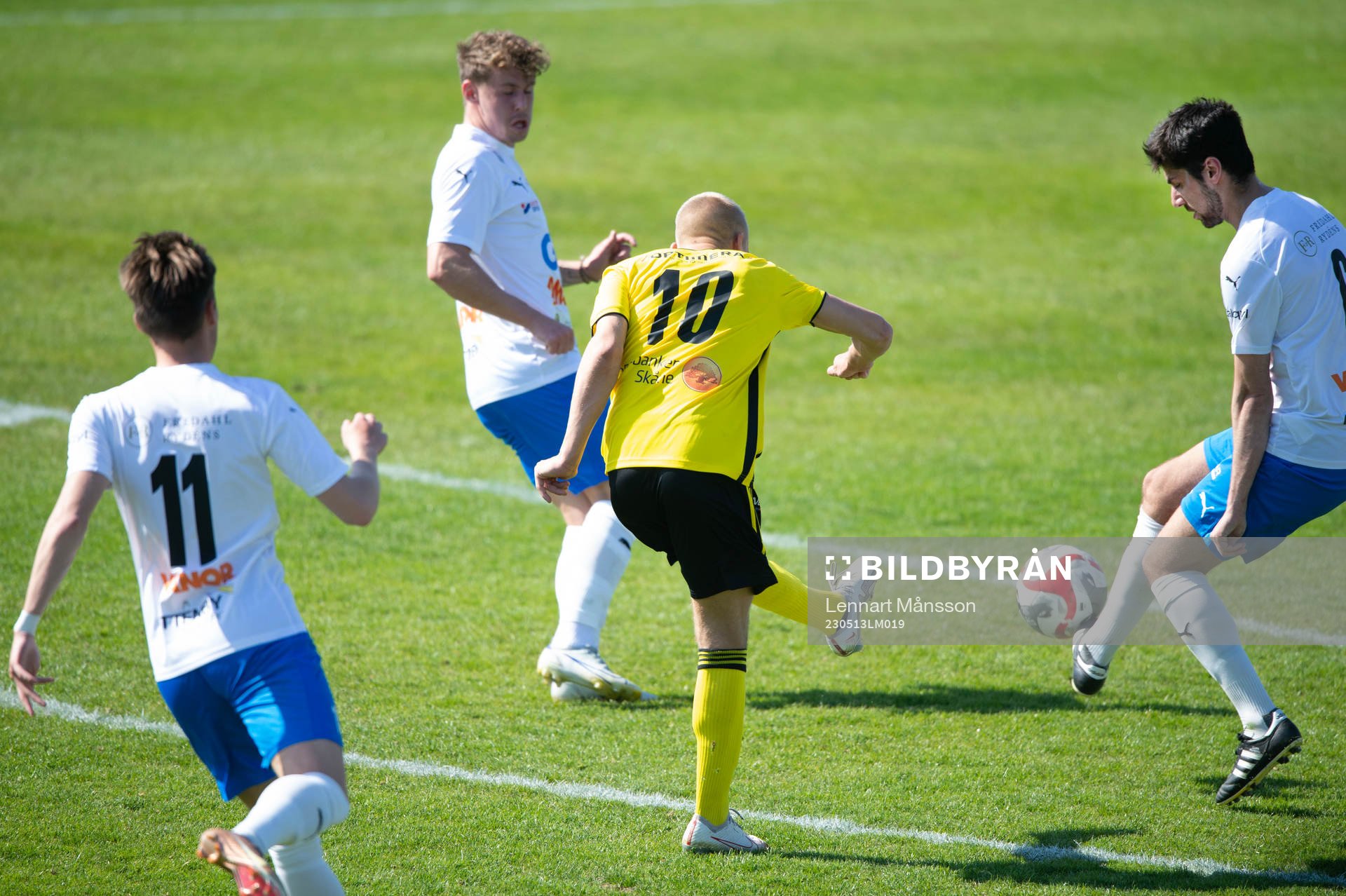 IFK Hässleholms Olle Kjellman Olblad skjuter omringad av