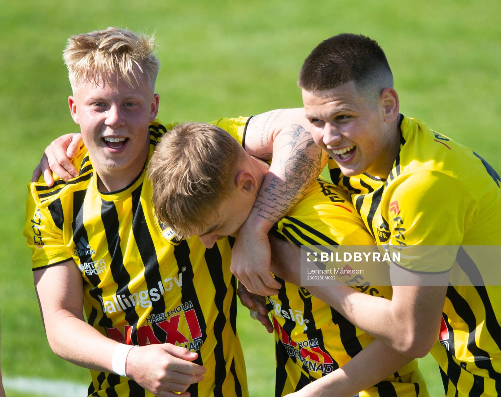 IFK Hässleholms Amir Ramanovski har gjort 2-0 och grattas av Wictor Willseus och Viktor Ahlgren i matchen i division 2 mellan IFK Hässleholm och IFK Berga i Hässleholm 13 maj 2023.