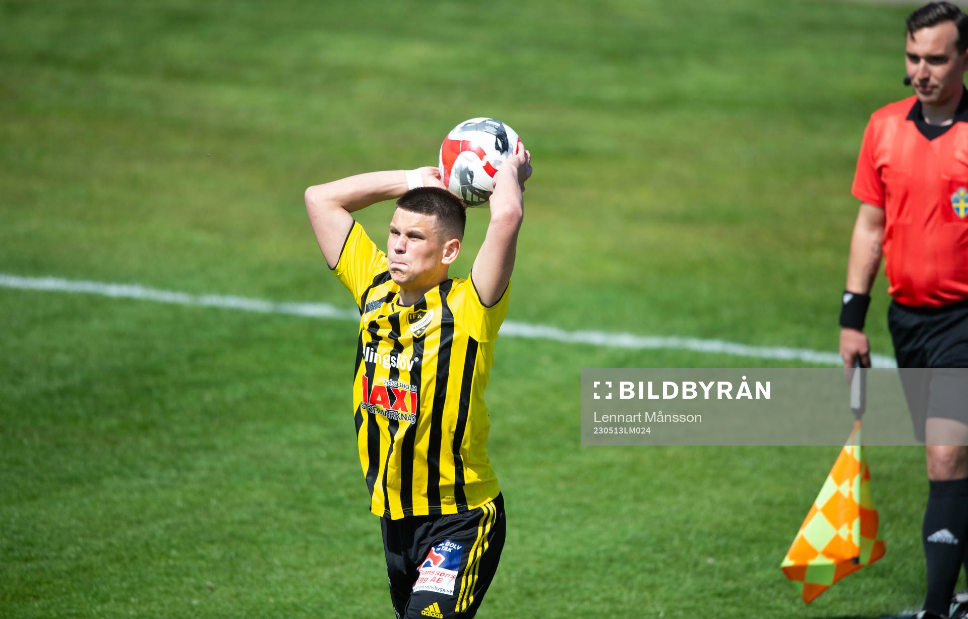 IFK Hässleholms Viktor Ahlgren lägger ett inkast i