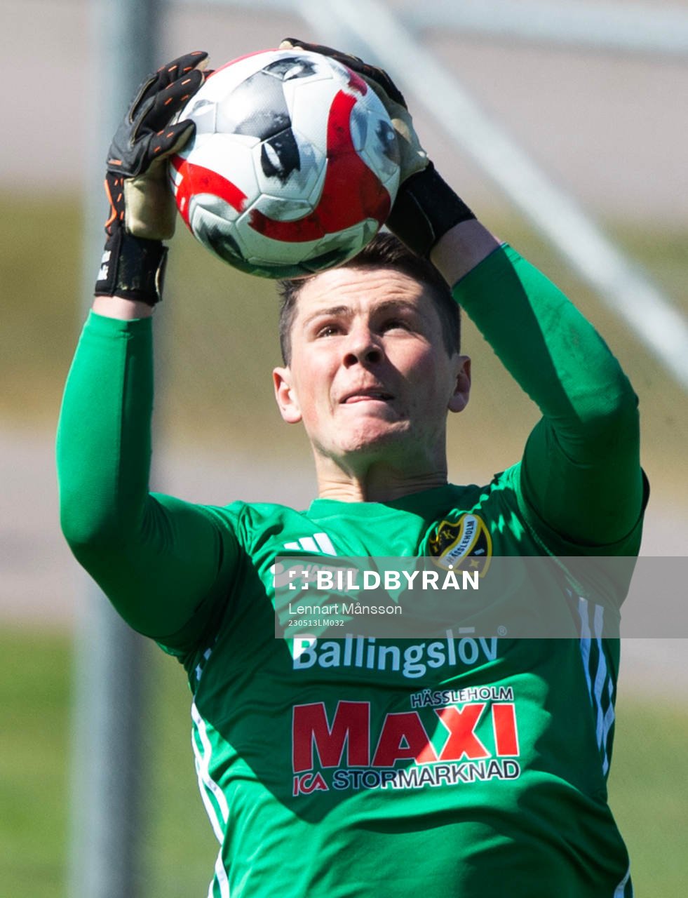 IFK Hässleholms målvakt Victor Stulit greppar bollen i