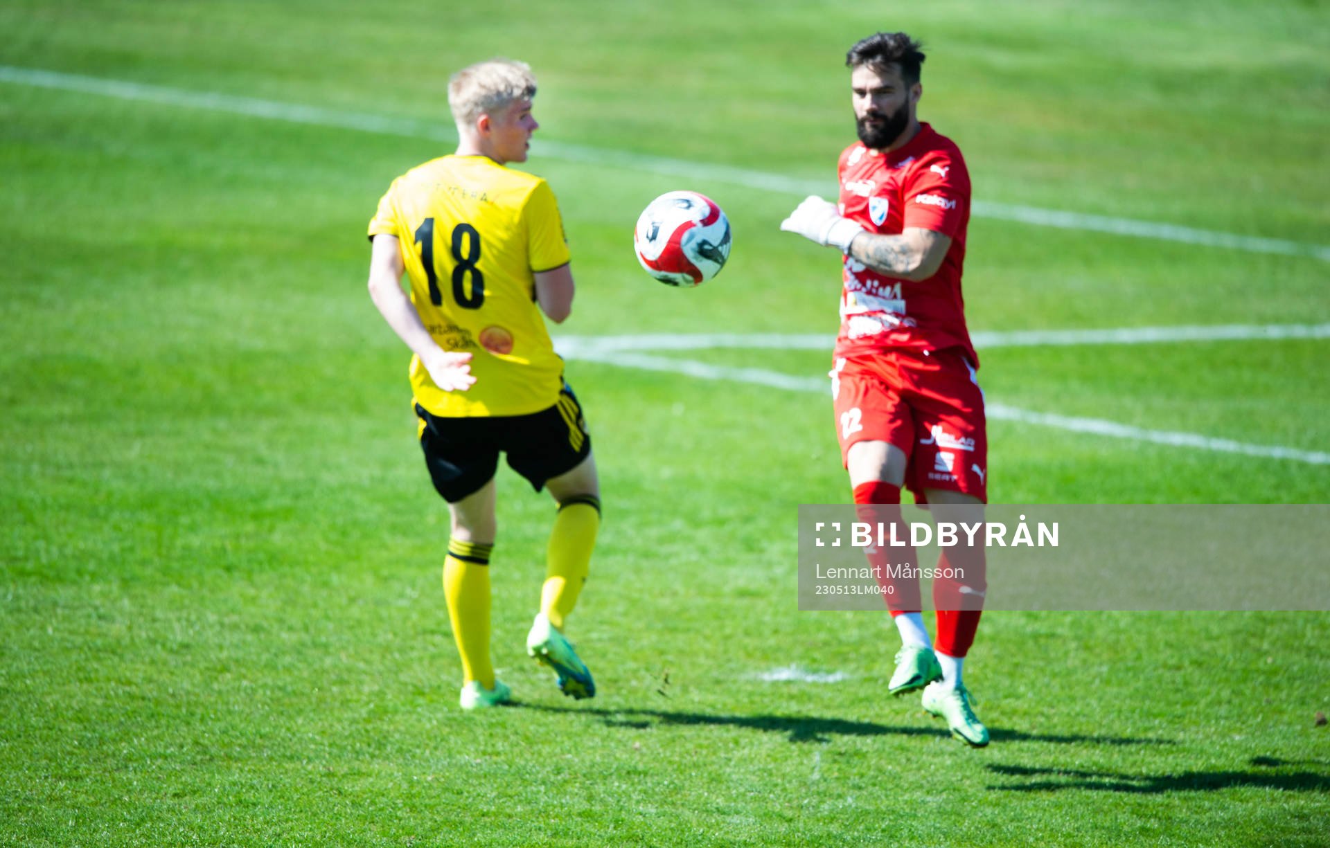 Bollen i centrum i matchen i division 2 mellan IFK