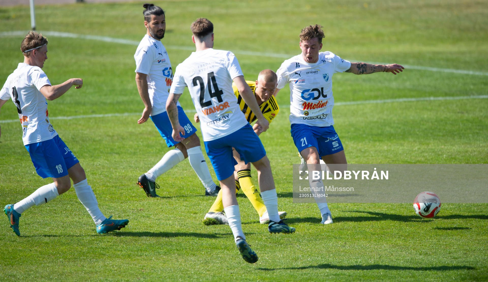 IFK Hässleholms olle Kjellman Olblad omringad av fyra