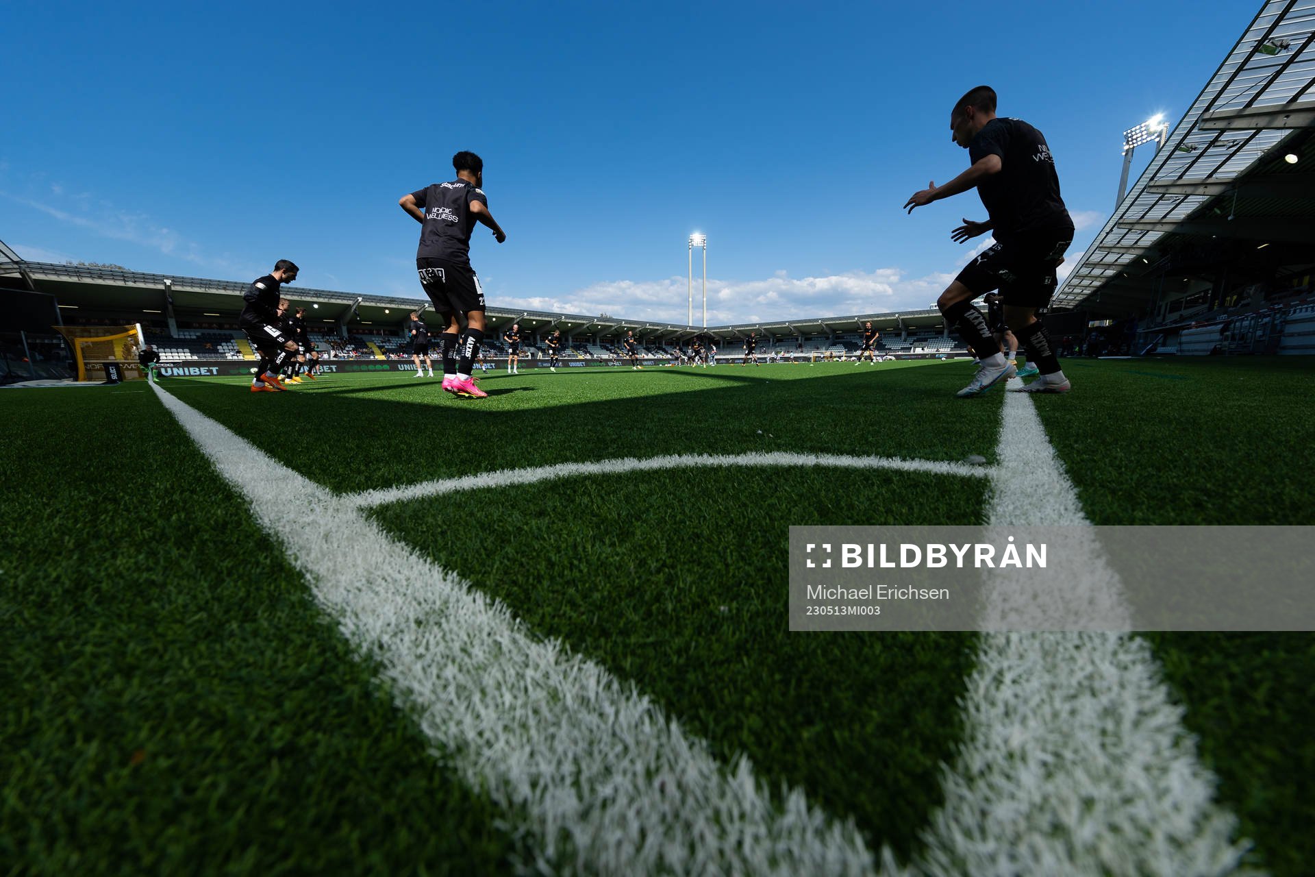 Häckens spelare värmer upp innan fotbollsmatchen i