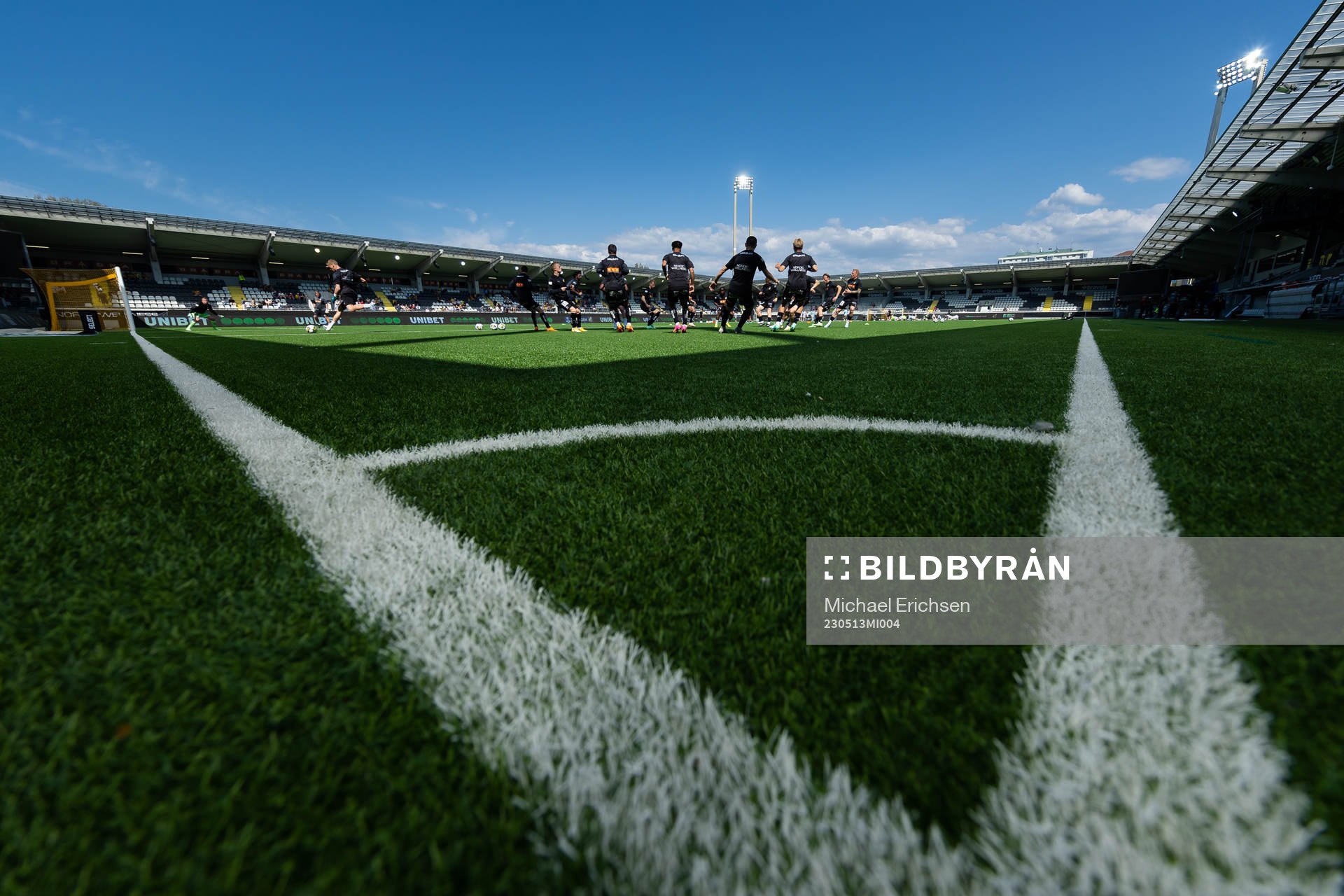 Häckens spelare värmer upp innan fotbollsmatchen i