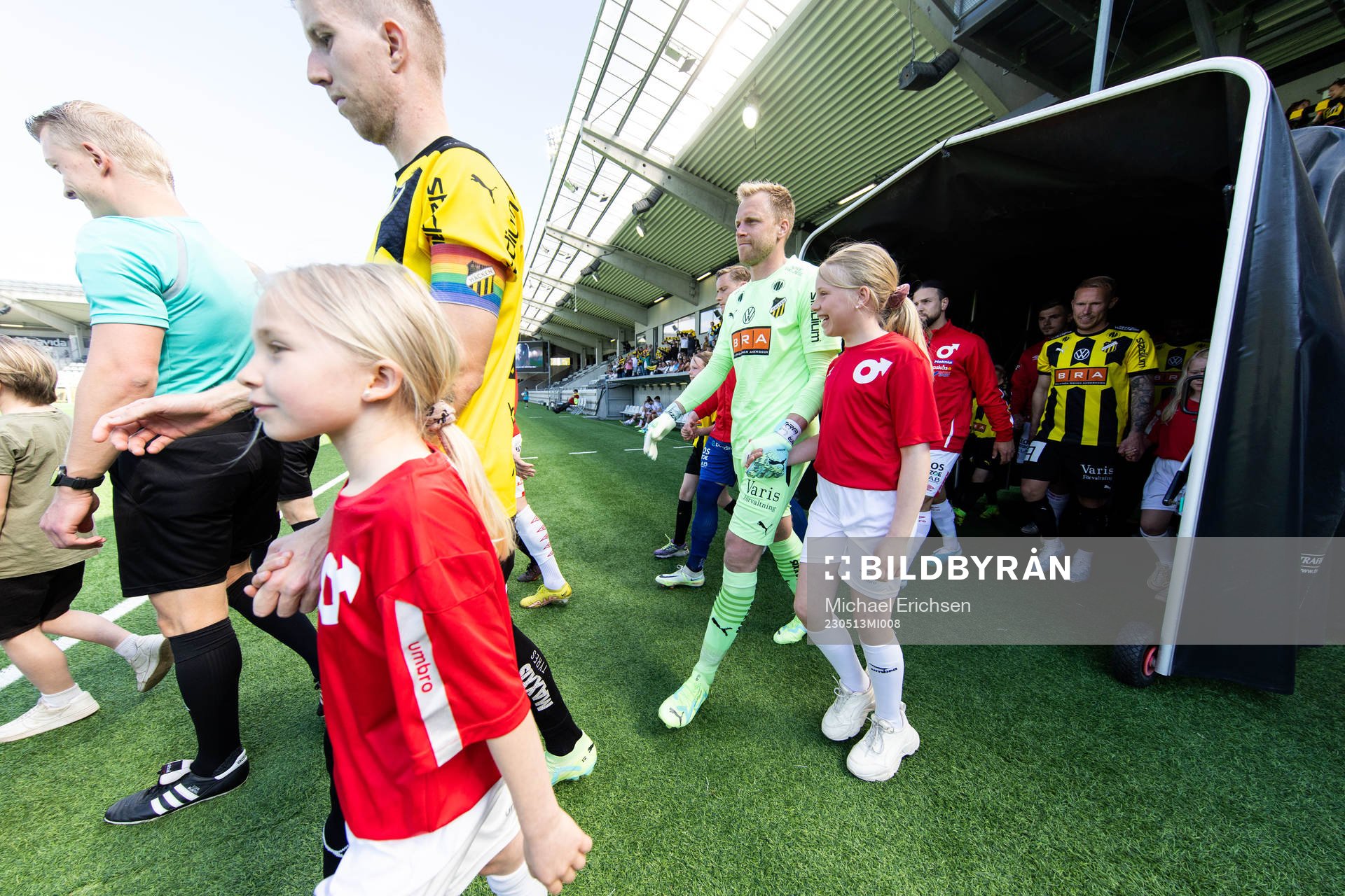 Häckens målvakt Peter Abrahamsson med sin dotter