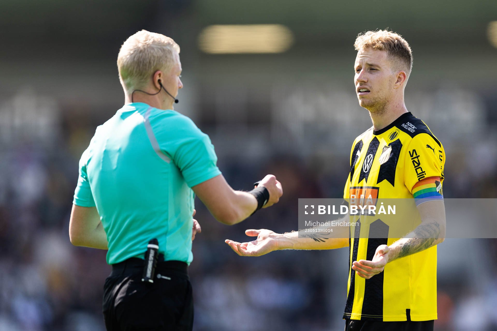 Häckens Samuel Gustafson reagerar på domslut av Domare Adam Ladebäck under fotbollsmatchen i Allsvenskan mellan Häcken och Degerfors den 13 maj 2023 i Göteborg.
