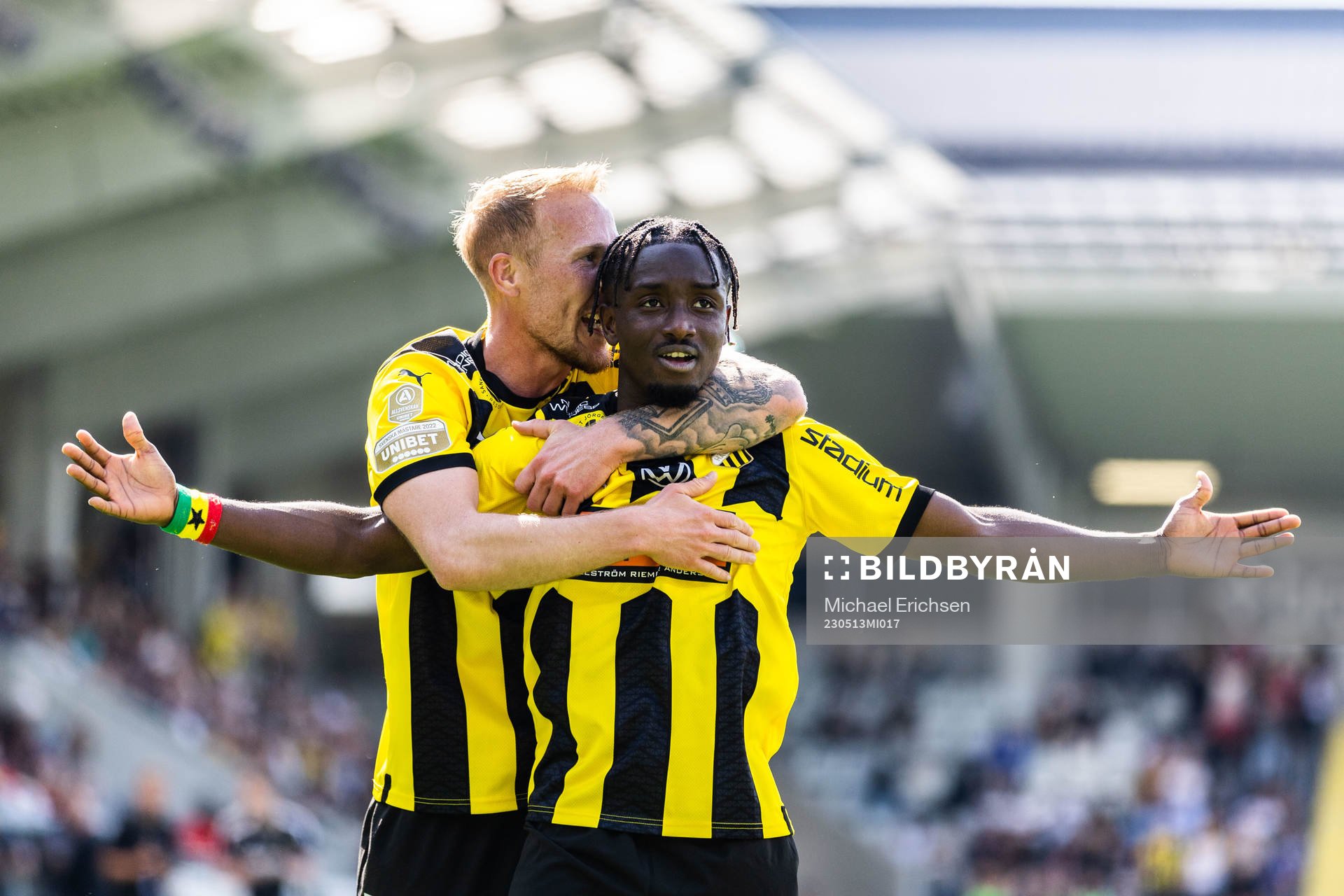 Häckens Ibrahim Sadiq jublar med Mikkel Rygaard Jensen