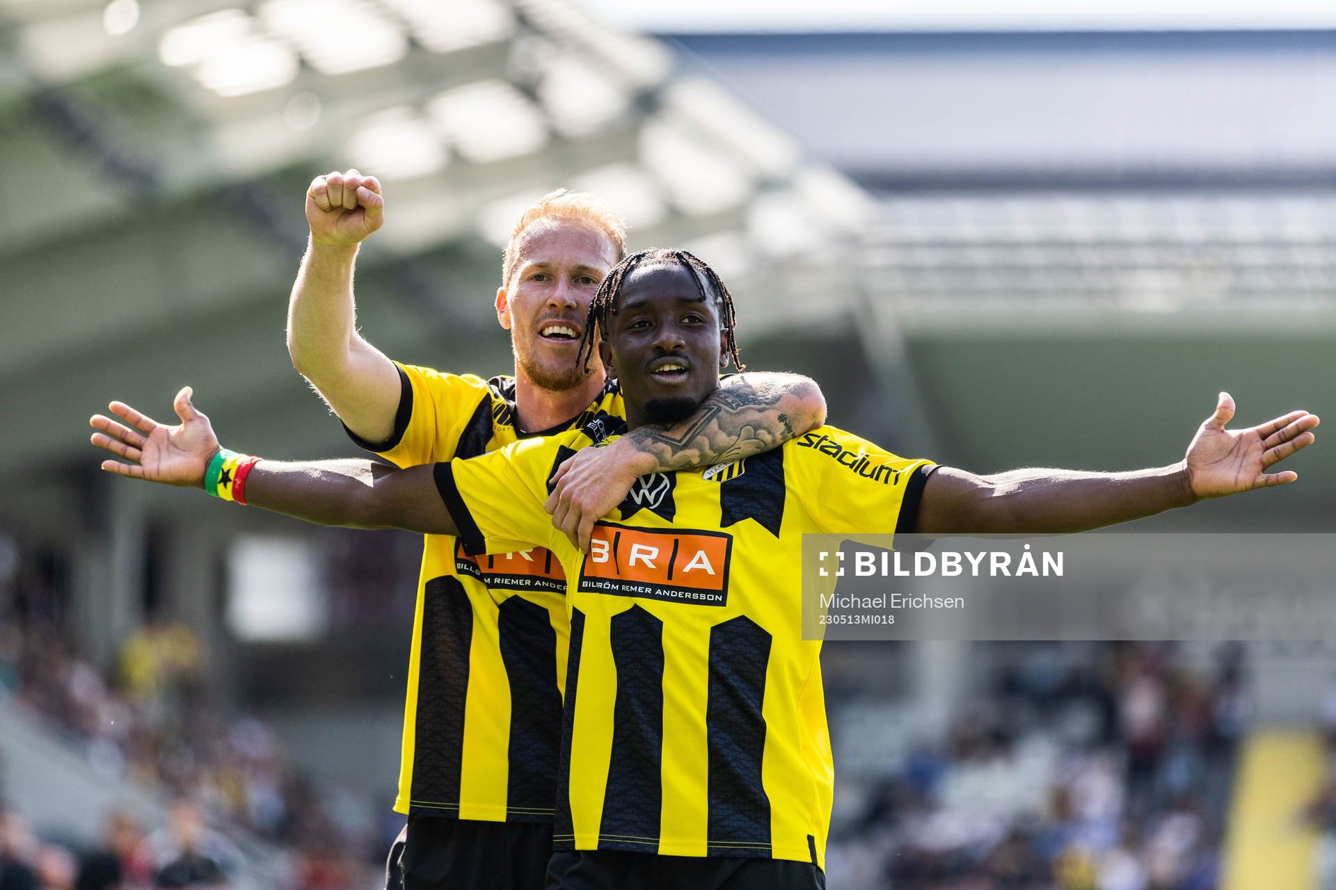 Häckens Ibrahim Sadiq jublar med Mikkel Rygaard Jensen