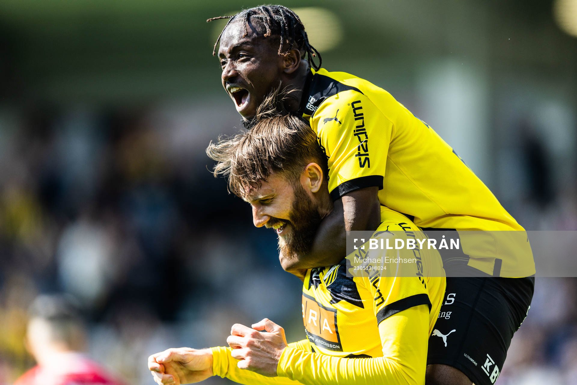 Häckens Simon Sandberg jublar med Ibrahim Sadiq