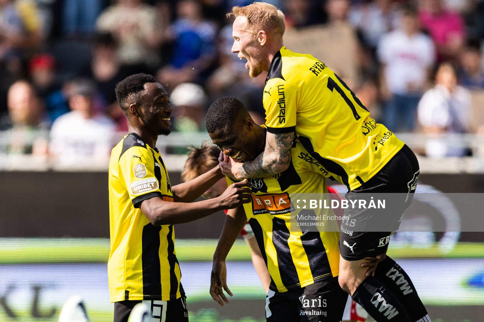 Häckens Akoua Romeo Amane jublar med Benie Adama Traore