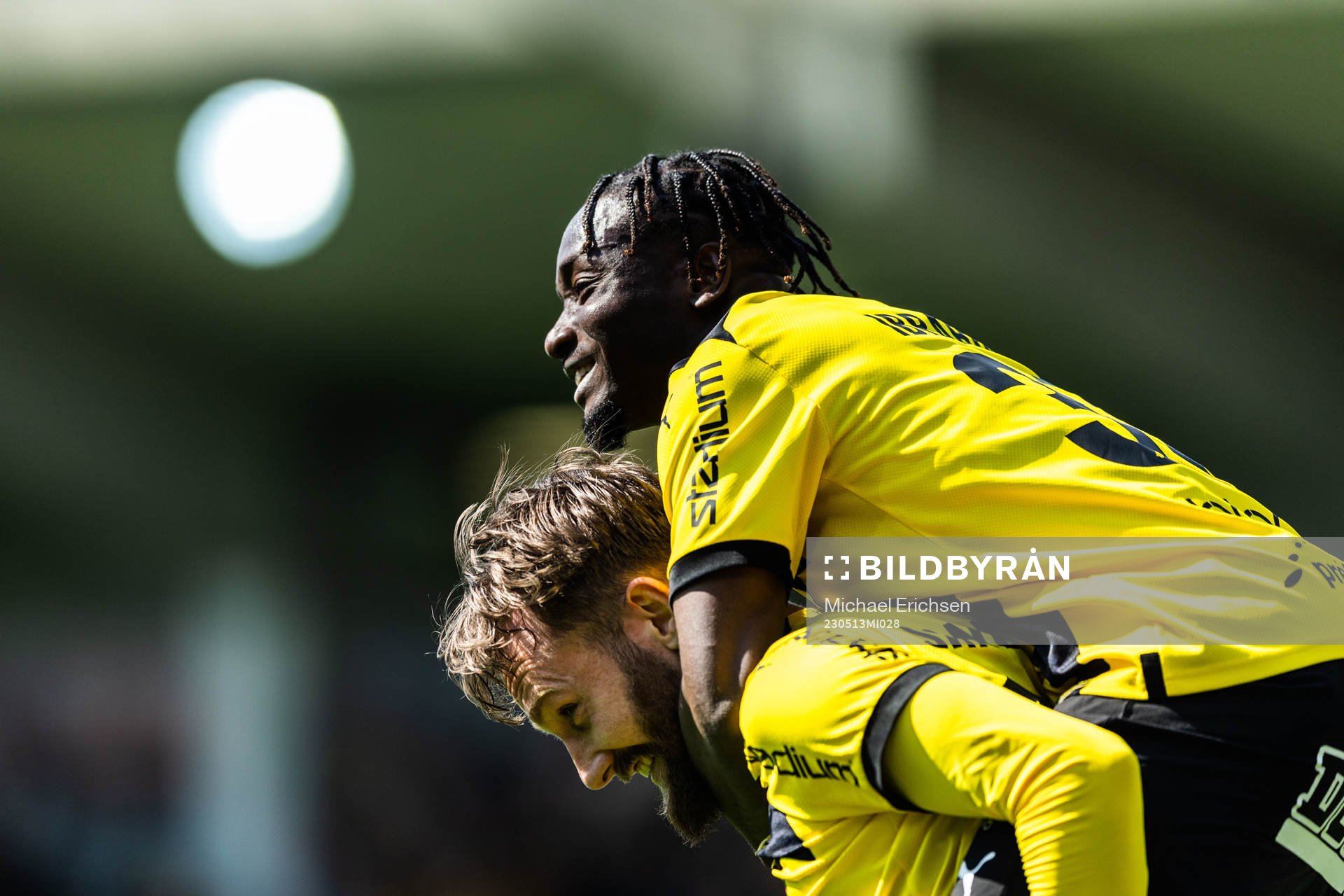 Häckens Simon Sandberg jublar med Ibrahim Sadiq