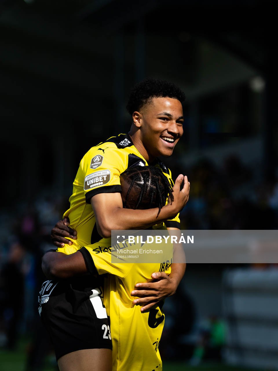 Häckens Momodou Lamin Sonko jublar med Ibrahim Sadiq efter 6-1 under fotbollsmatchen i Allsvenskan mellan Häcken och Degerfors den 13 maj 2023 i Göteborg.