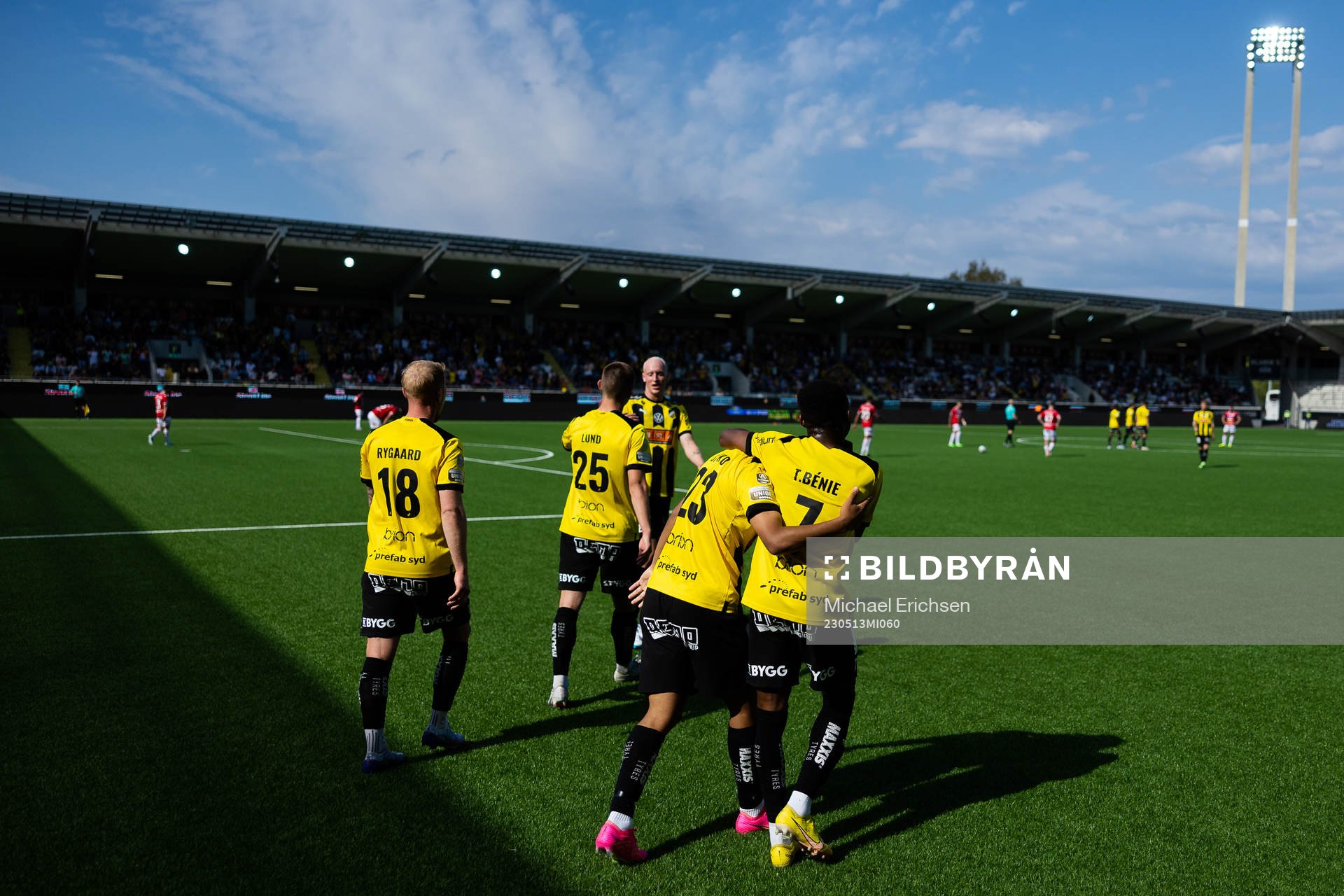 Häckens Momodou Lamin Sonko jublar med lagkamrater