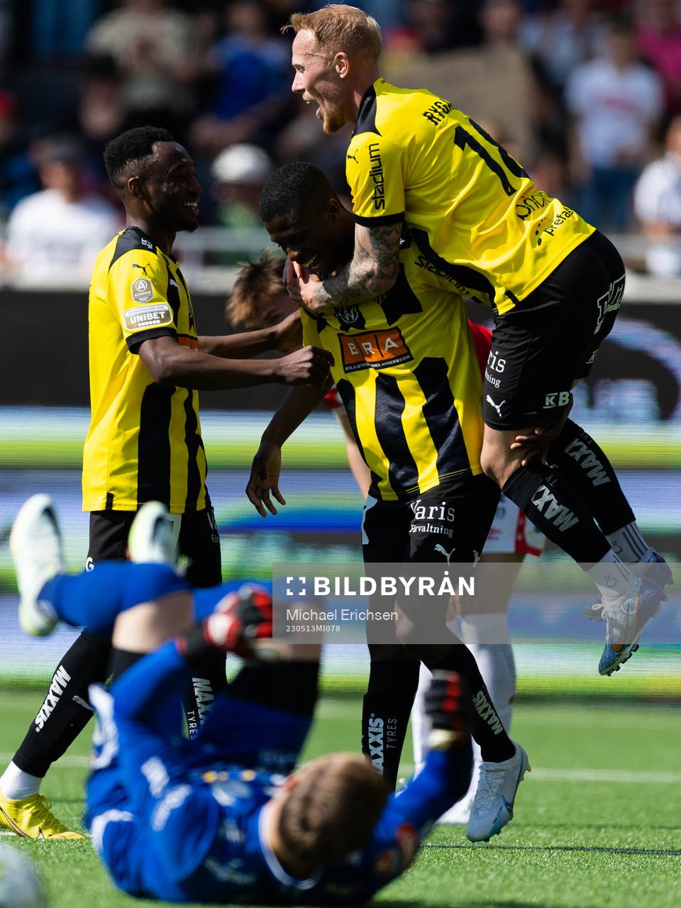 Häckens Akoua Romeo Amane jublar ihop med Benie Adama
