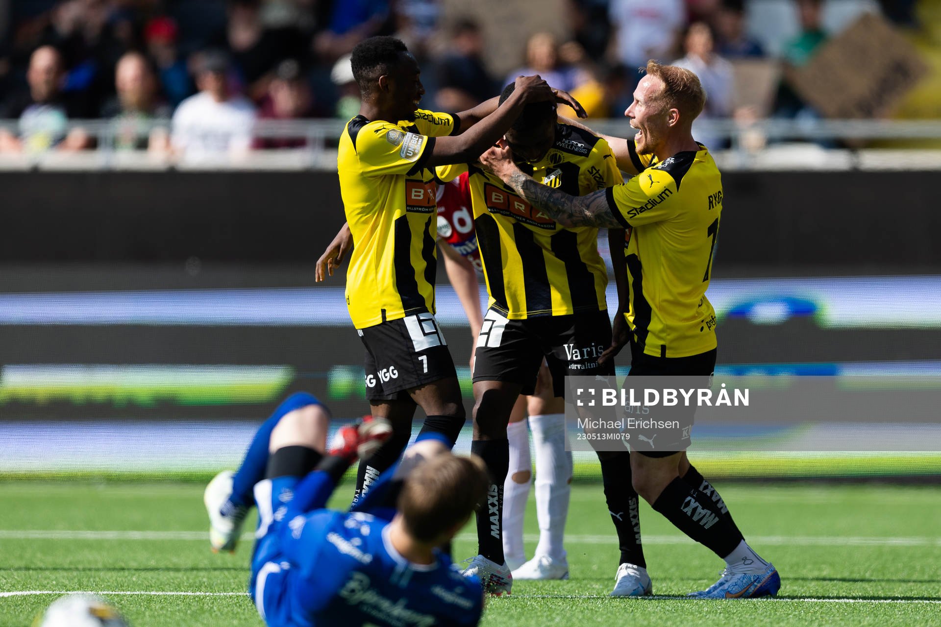 Häckens Akoua Romeo Amane jublar ihop med Benie Adama