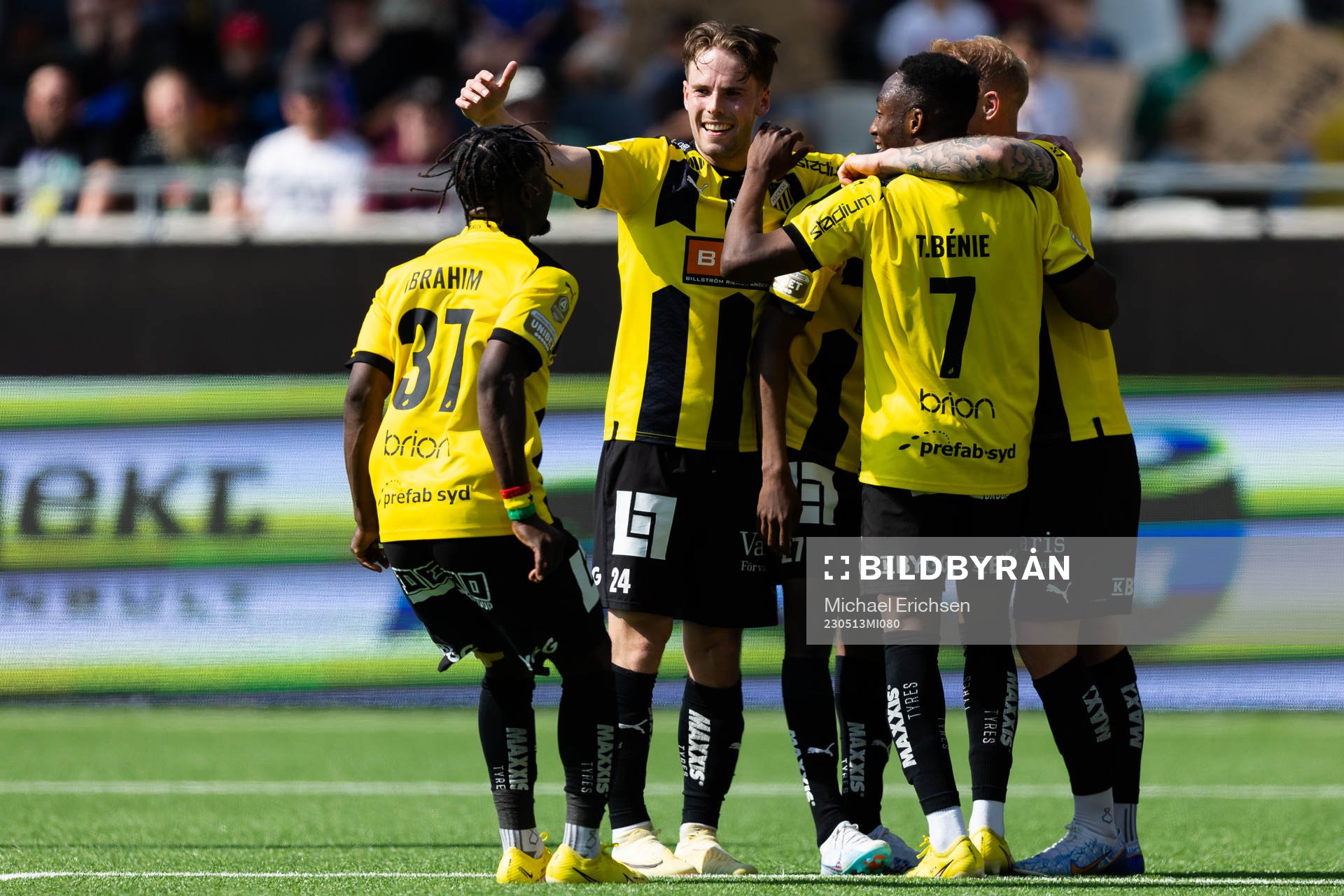 Häckens Akoua Romeo Amane jublar ihop med lagkamrater