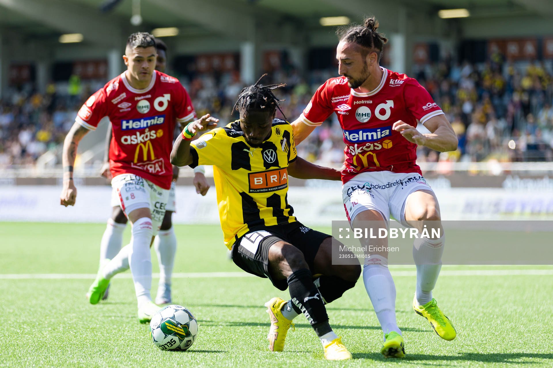 Häckens Ibrahim Sadiq och Degerfors Dijan Vukojevic under fotbollsmatchen i Allsvenskan mellan Häcken och Degerfors den 13 maj 2023 i Göteborg.