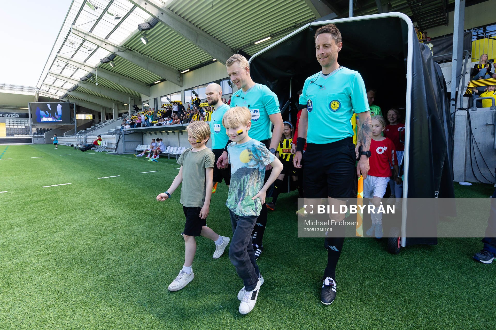 Domare Adam Ladebäck på väg in för line up innan
