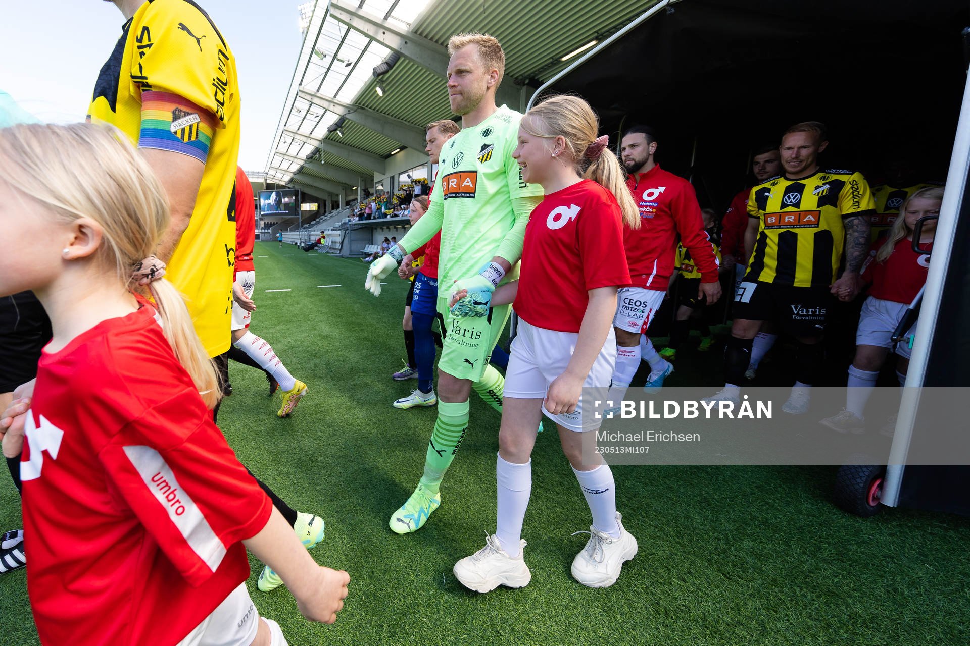 Häckens målvakt Peter Abrahamsson med sin dotter som