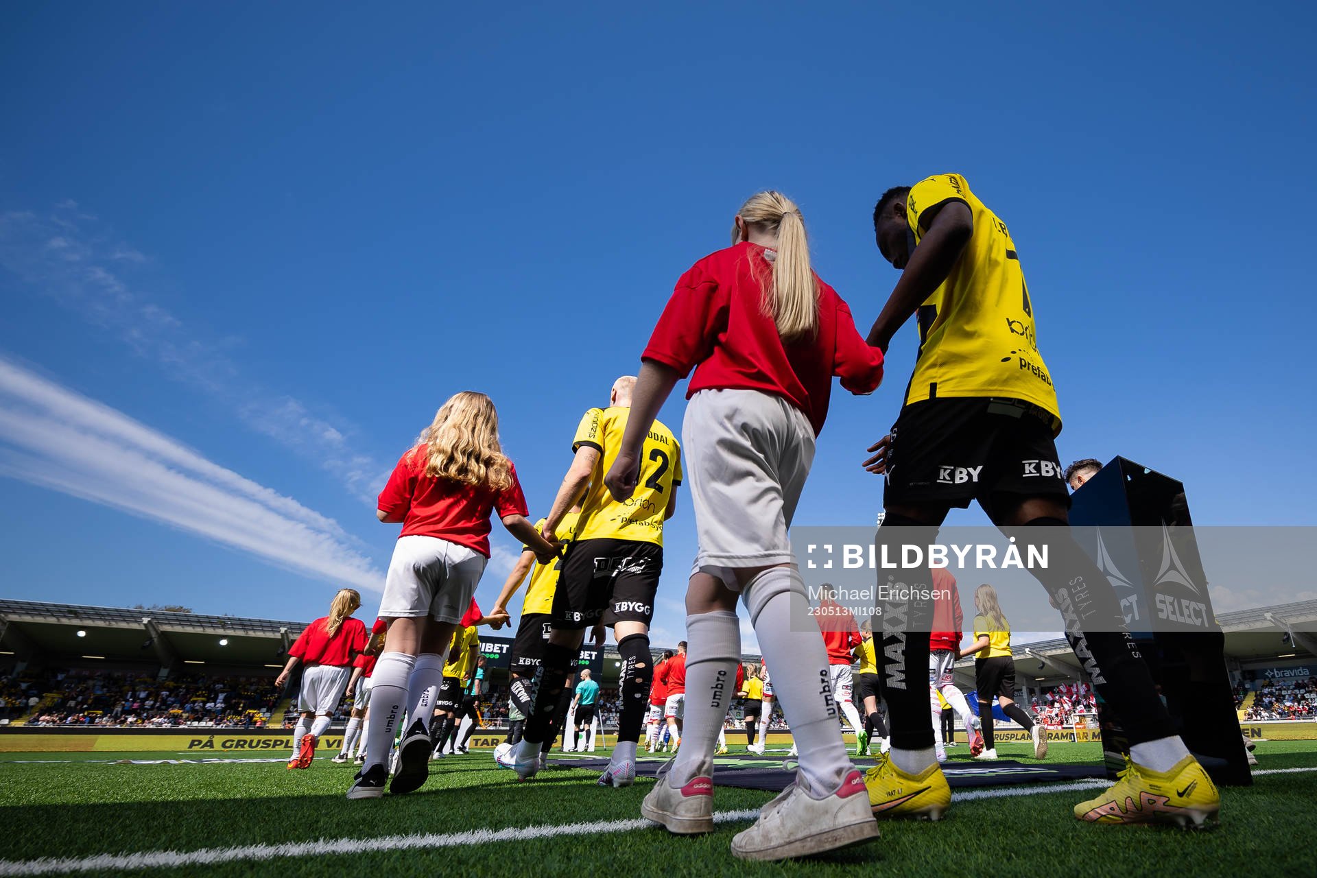 Häckens Benie Adama Traore på väg ut för line up innan
