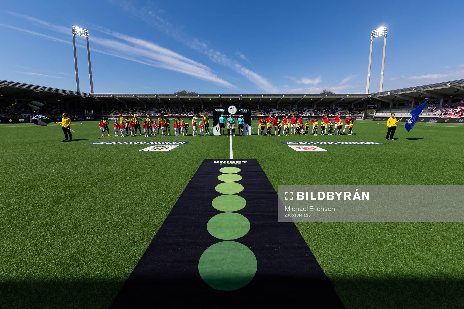 Lagen på line up innan fotbollsmatchen i Allsvenskan