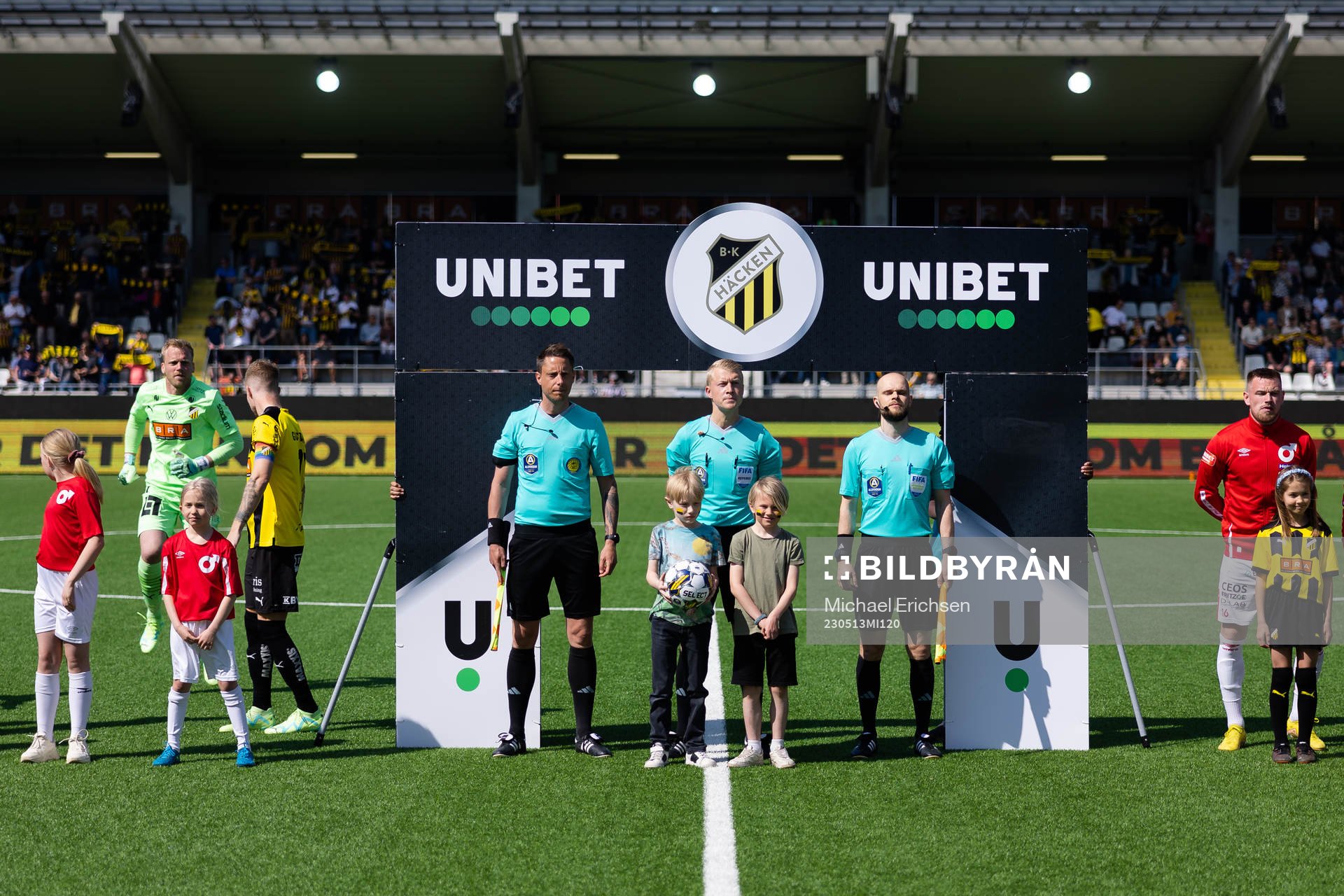 Line up innan fotbollsmatchen i Allsvenskan mellan Häcken