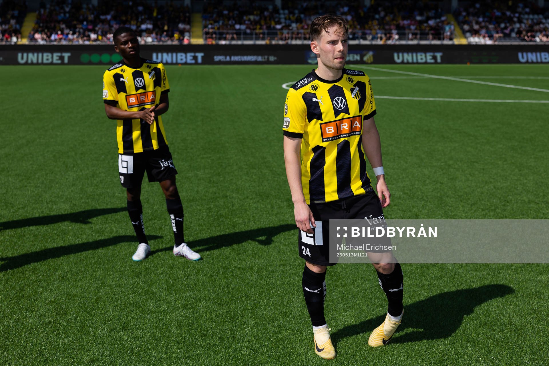 Häckens Akoua Romeo Amane och Lars Olden Larsen innan