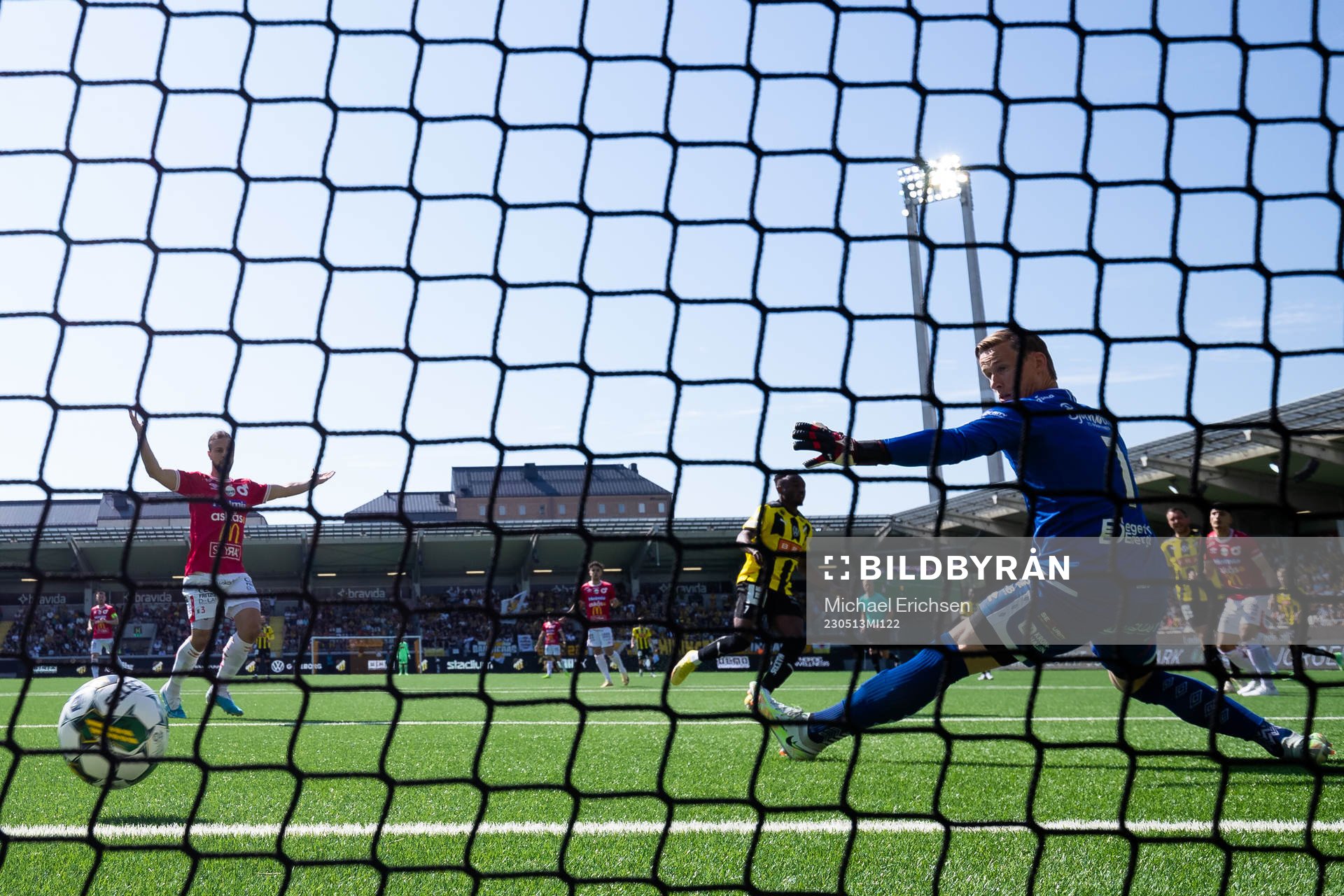 Häckens Benie Adama Traore skjuter 1-0 i mål bakom