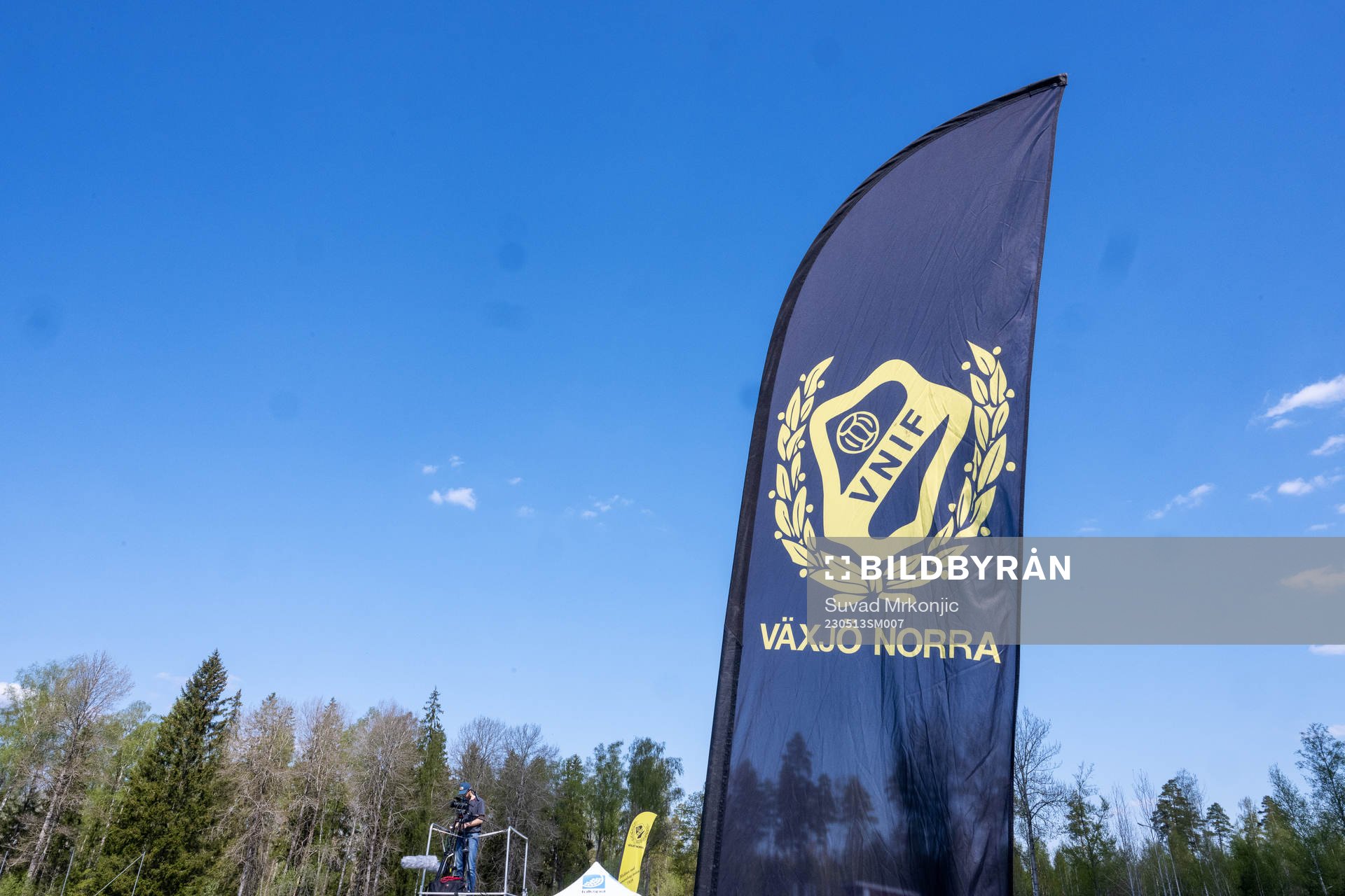 En flagga med Växjö Norras klubbmärke inför fotbollsmatchen i division 3 sydöstra götaland mellan Växjö Norra och Växjö BK den 13 maj 2023 i Växjö.