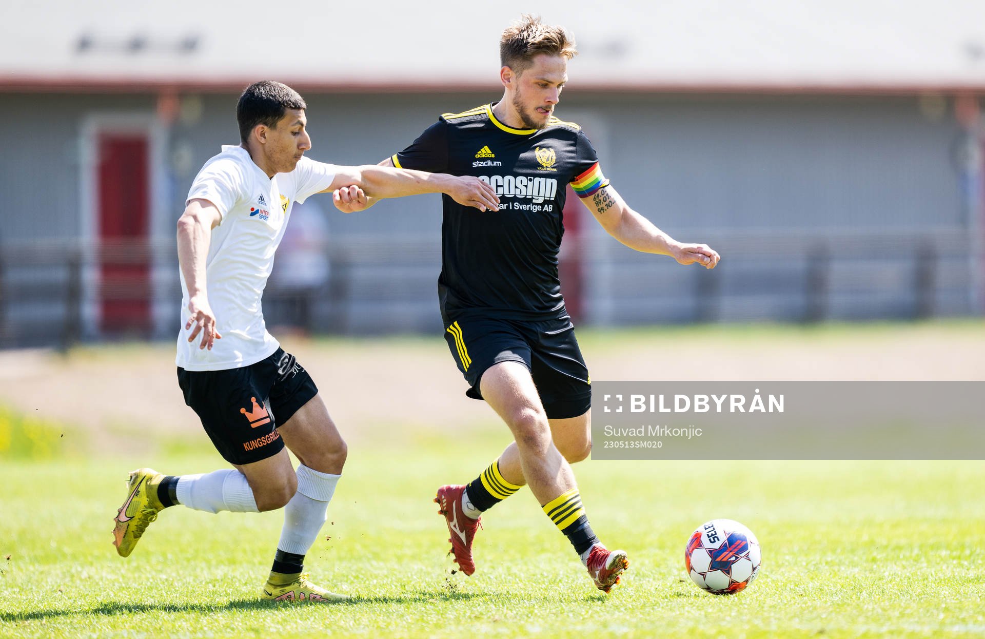Växjö BKs Mahdi Al-Qassed och Växjö Norras Jesper Andreasson under fotbollsmatchen i division 3 sydöstra götaland mellan Växjö Norra och Växjö BK den 13 maj 2023 i Växjö.