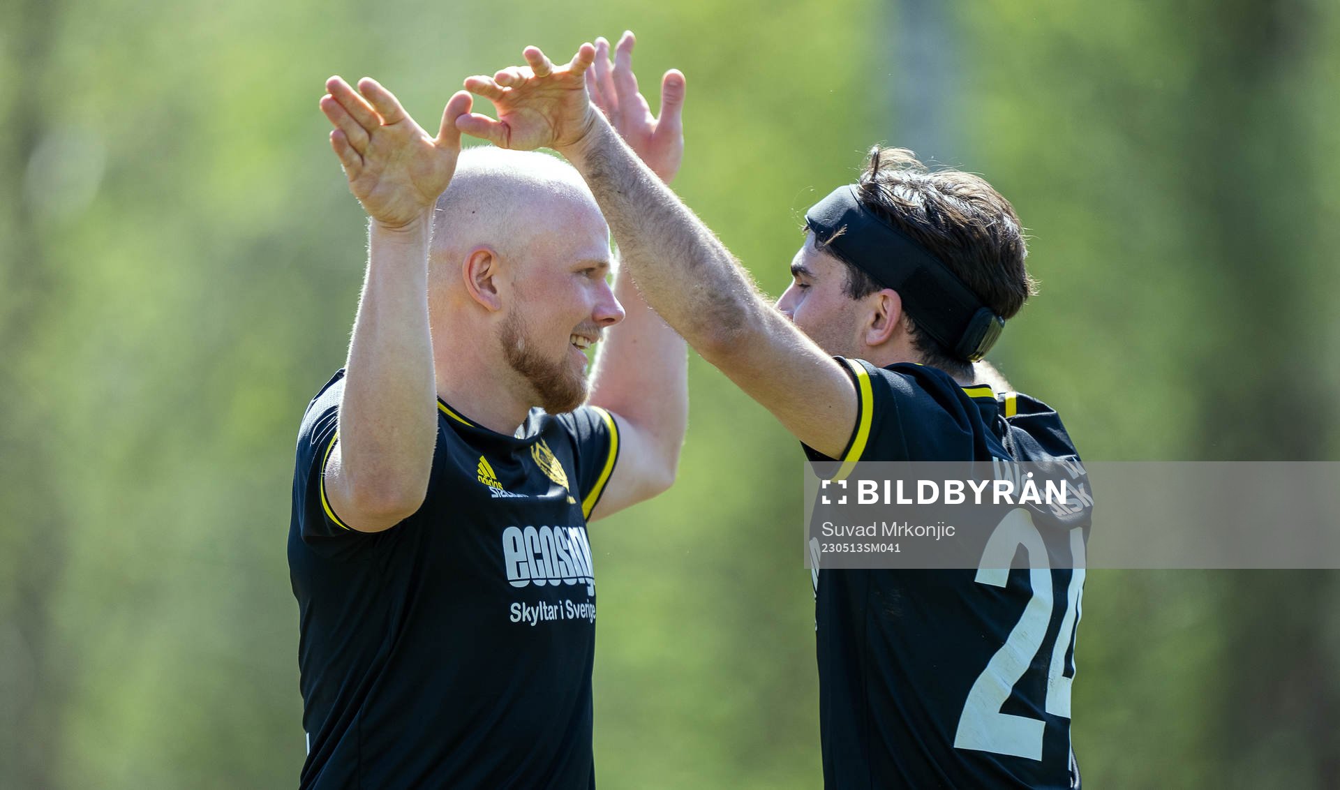 Växjö Norras Olof Strandberg jublar med Haris Hamzic
