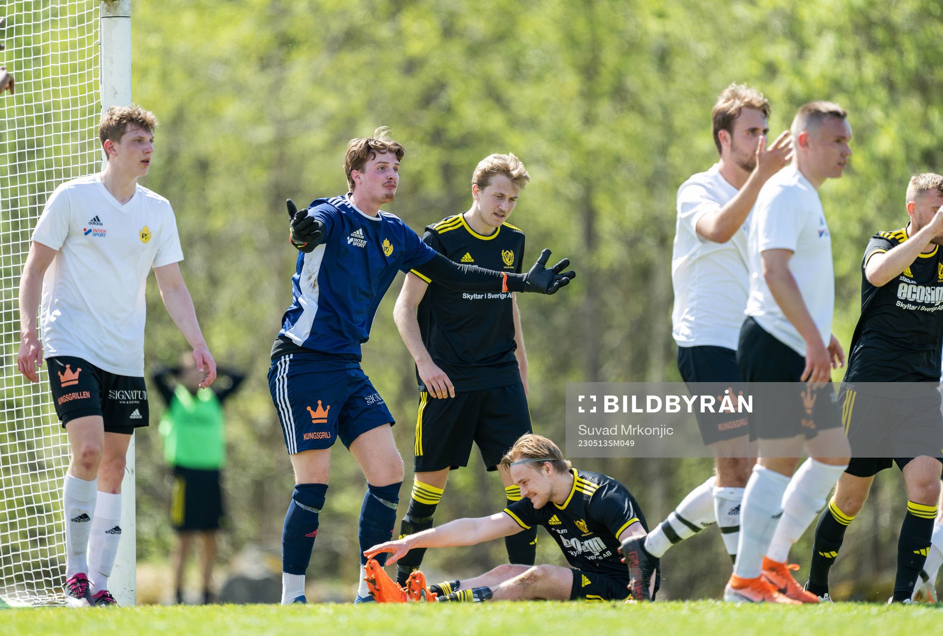 Växjö BKs målvakt Rickard Fransson reagerar på ett domslut under fotbollsmatchen i division 3 sydöstra götaland mellan Växjö Norra och Växjö BK den 13 maj 2023 i Växjö. 