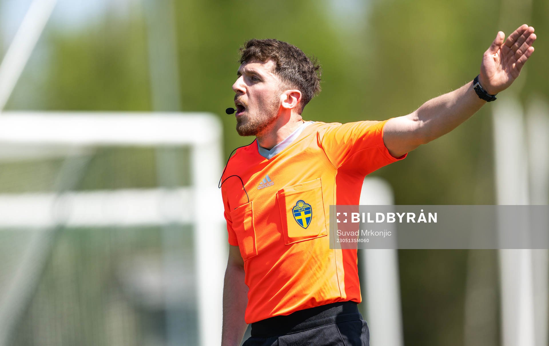 domare Zilhad Zigovic under fotbollsmatchen i division 3 sydöstra götaland mellan Växjö Norra och Växjö BK den 13 maj 2023 i Växjö.