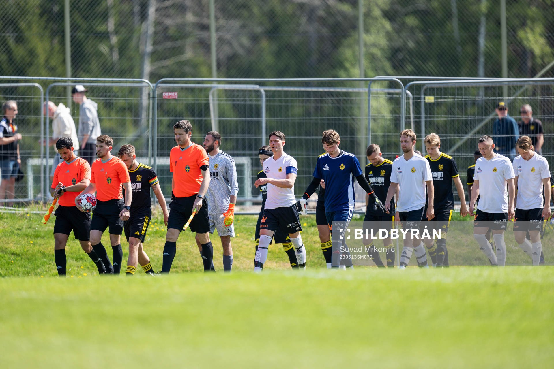 Spelarna marscherar under fotbollsmatchen i division 3 sydöstra götaland mellan Växjö Norra och Växjö BK den 13 maj 2023 i Växjö.