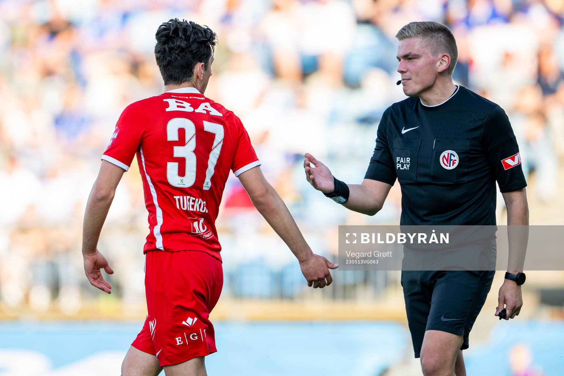 David Tufekcic of Brann and referee Marius Lien