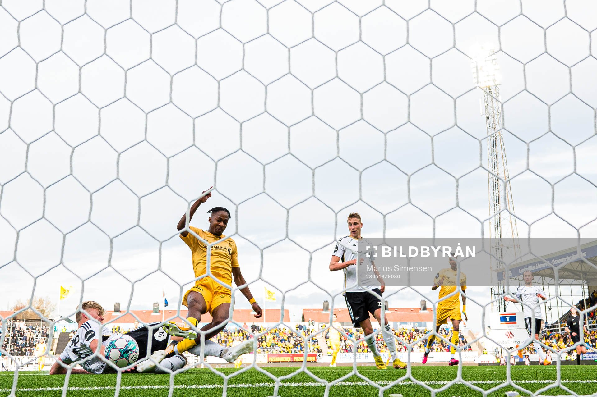 Joel Mugisha of Bodø/Glimt scores the 3-2 goal