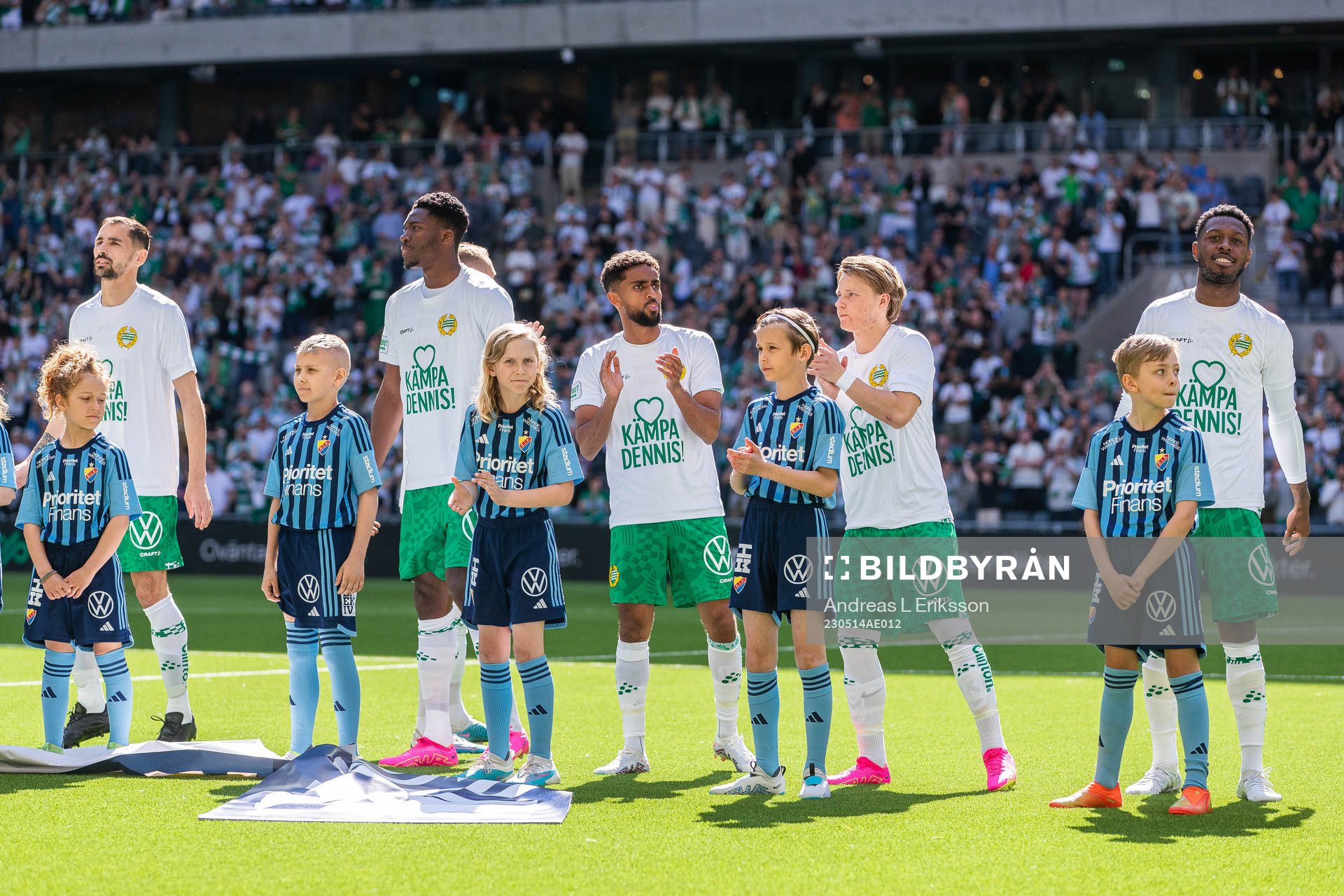 Hammarbys spelare med t-shirts för att stötta Dennis