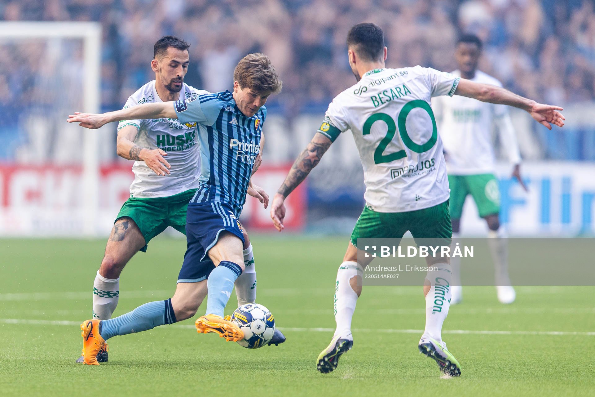 Hammarbys Loret Sadiku och Nahir Besara i kamp om bollen