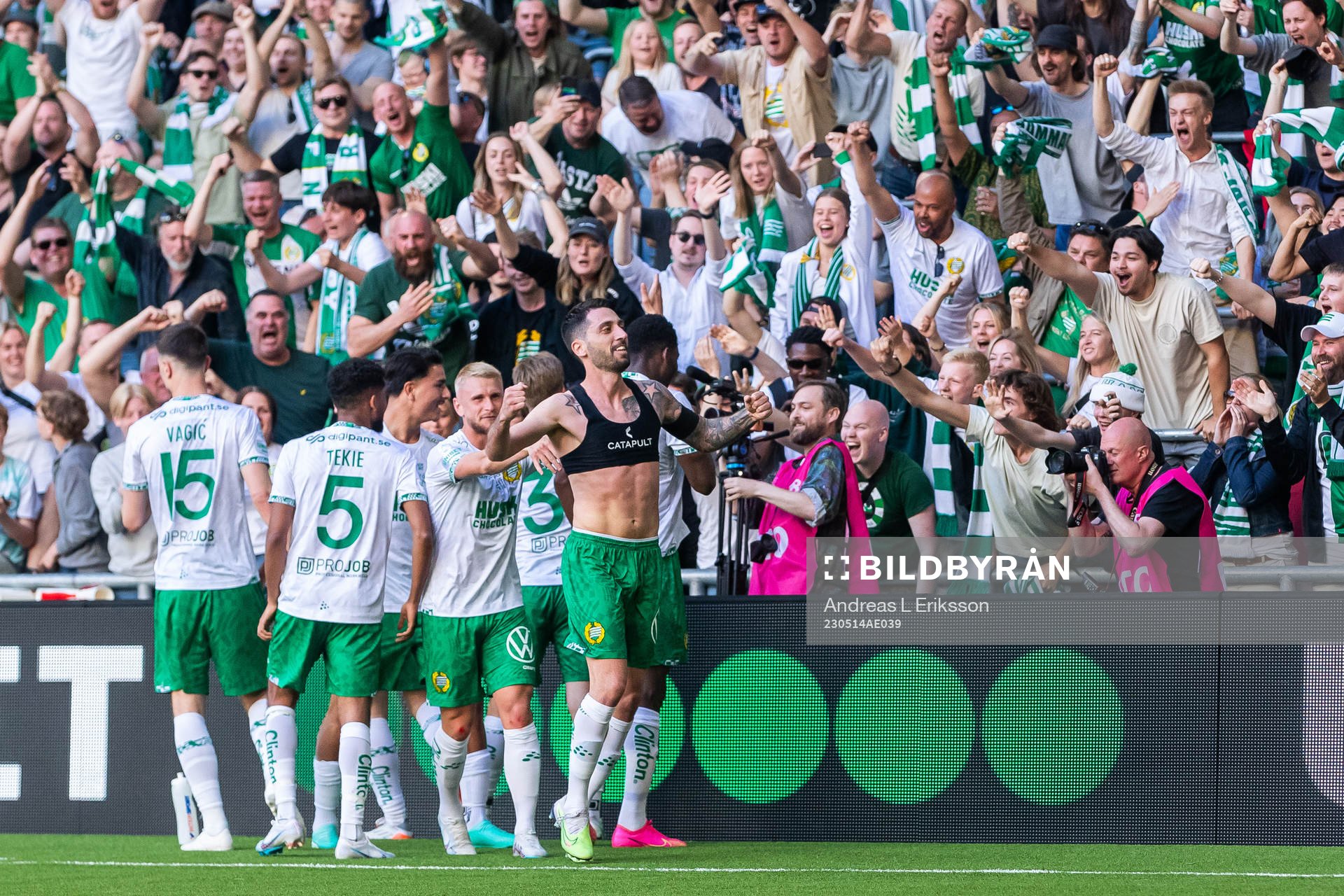 Hammarbys Nahir Besara jublar med lagkamrater