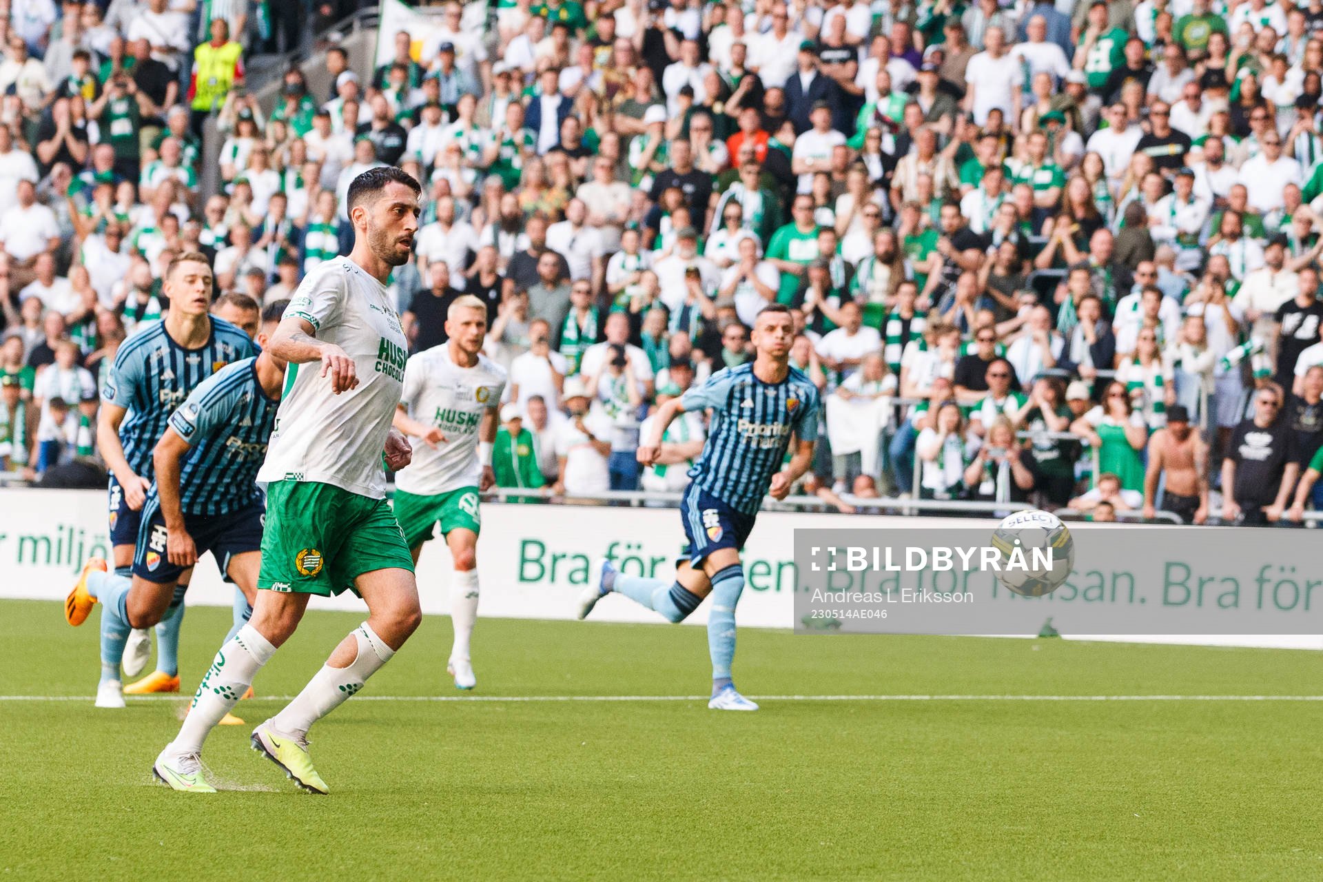 Hammarbys Nahir Besara med en straffspark under fotbollsmatchen i Allsvenskan mellan Hammarby och Djurgården den 14 maj 2023 i Stockholm.