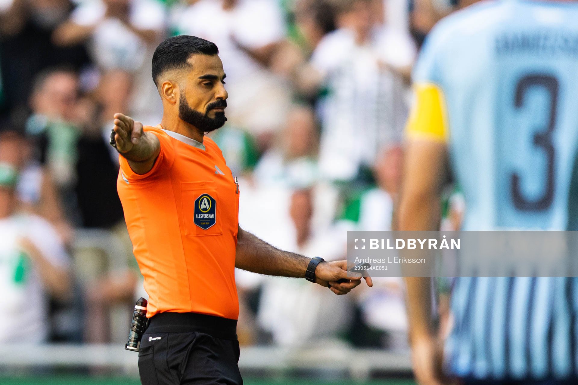Domare Mohammed Al-Hakim signalerar för straff
