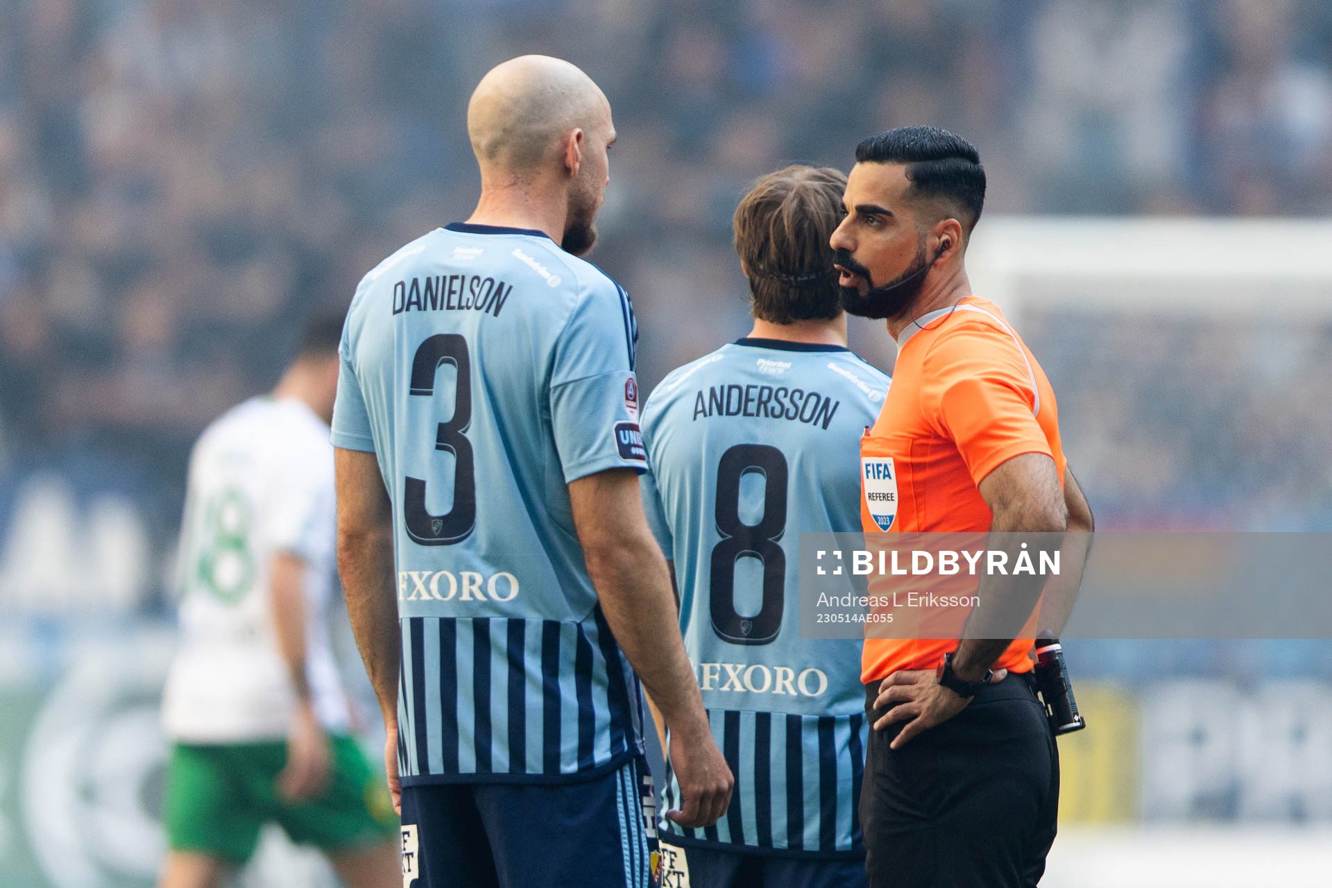 Djurgårdens Marcus Danielson talar med domare Mohammed