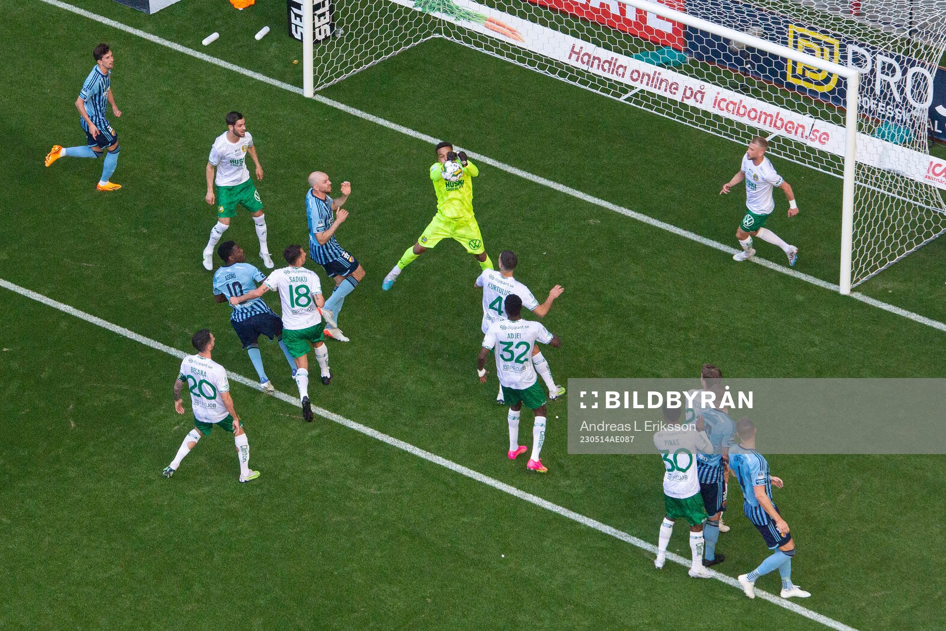 Hammarbys målvakt Oliver Dovin boxar bort bollen