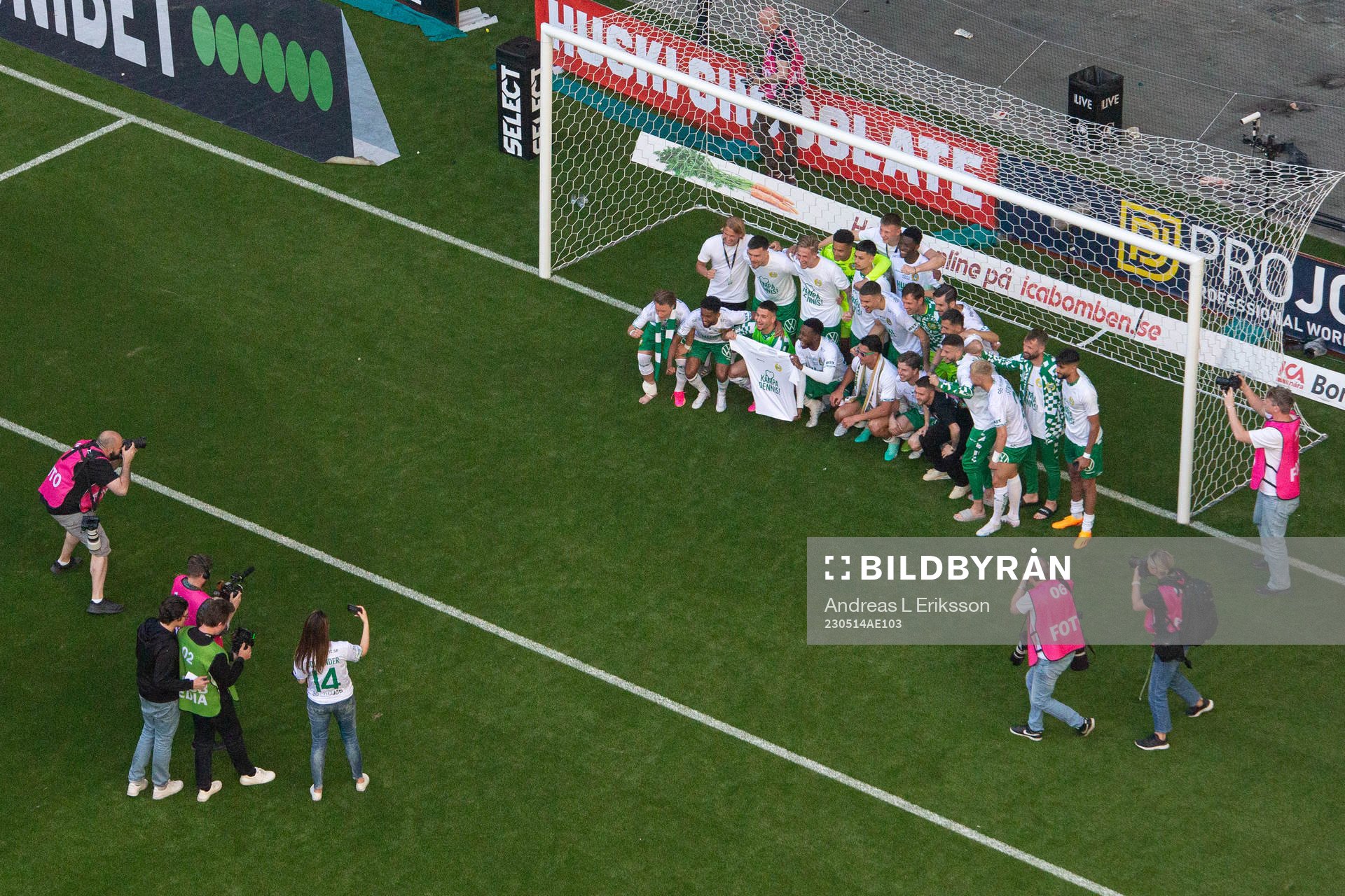 Hammarbys spelare med en lagbild där de håller upp en