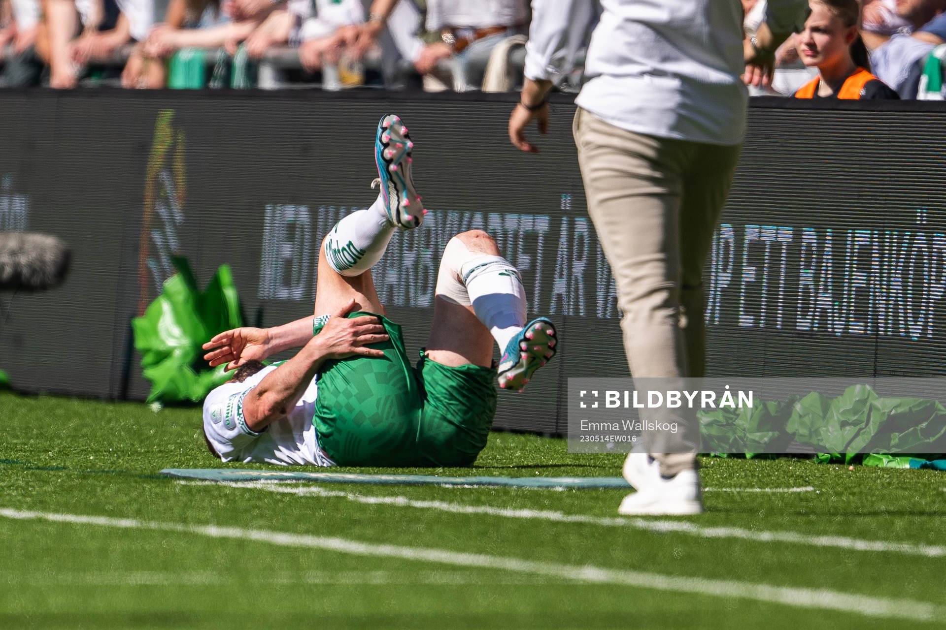 Hammarbys Mads Fenger Nielsen har ont under fotbollsmatchen i Allsvenskan mellan Hammarby och Djurgården den 14 maj 2023 i Stockholm. 