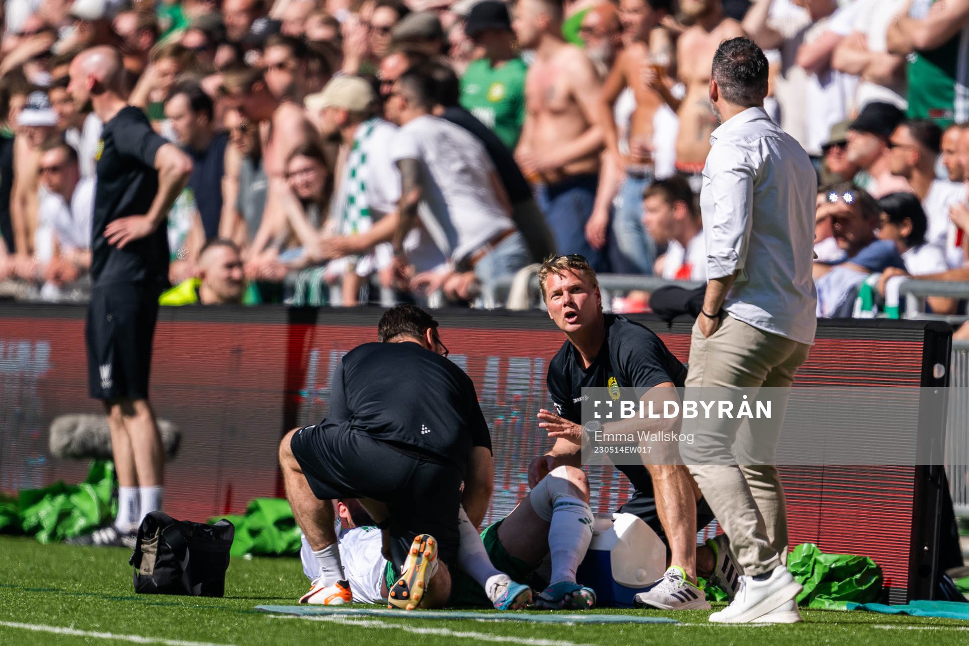 Hammarbys Mads Fenger Nielsen har ont och får vård under fotbollsmatchen i Allsvenskan mellan Hammarby och Djurgården den 14 maj 2023 i Stockholm. 