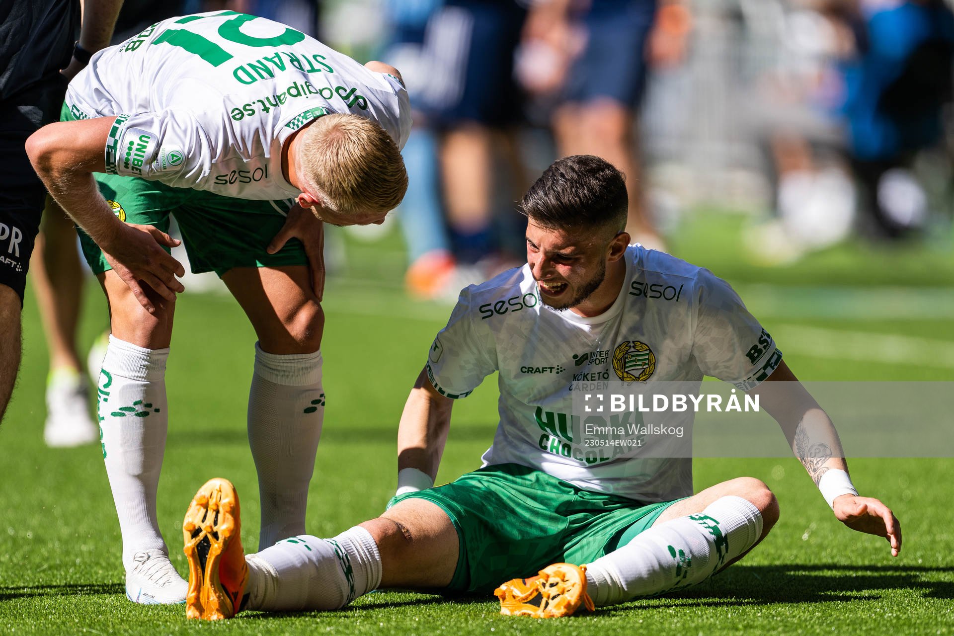 Hammarbys Simon Strand ser till Viktor Djukanovic som har ont under fotbollsmatchen i Allsvenskan mellan Hammarby och Djurgården den 14 maj 2023 i Stockholm.