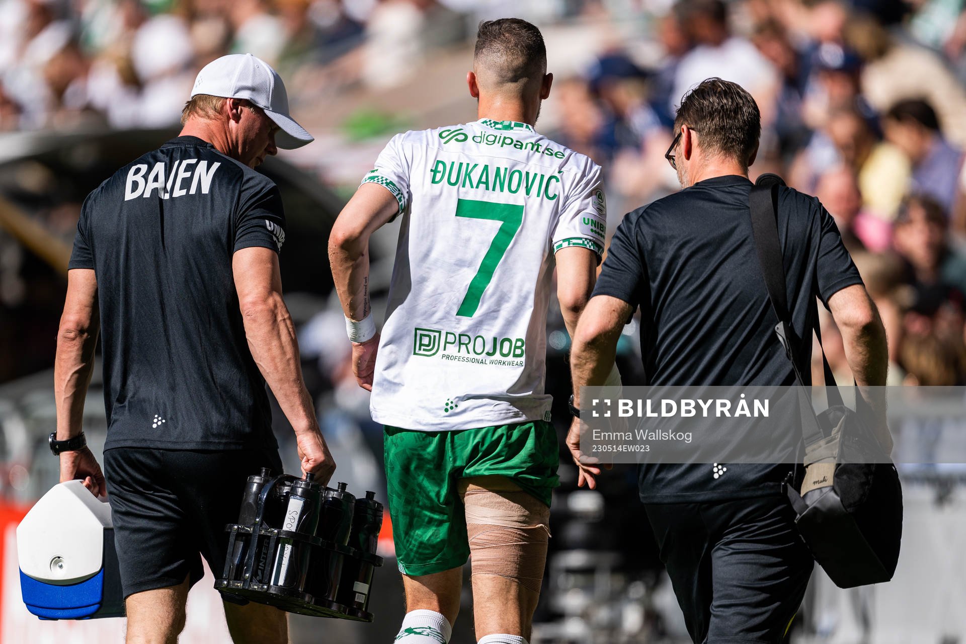 Hammarbys Viktor Djukanovic lämnar plan skadad