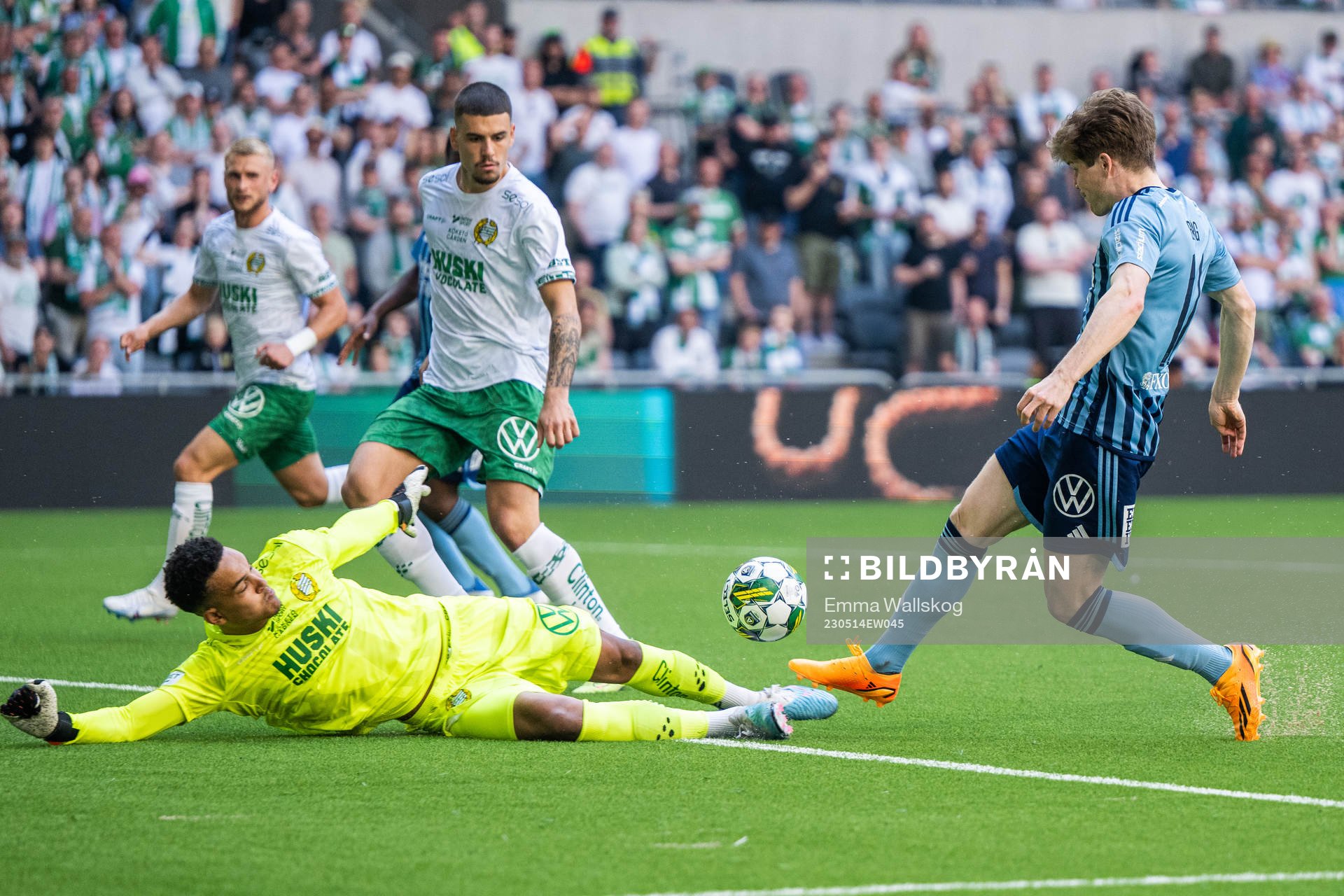 Hammarbys målvakt Oliver Dovin och Edvin Kurtulus i kamp med Djurgårdens Oliver Berg under fotbollsmatchen i Allsvenskan mellan Hammarby och Djurgården den 14 maj 2023 i Stockholm.
