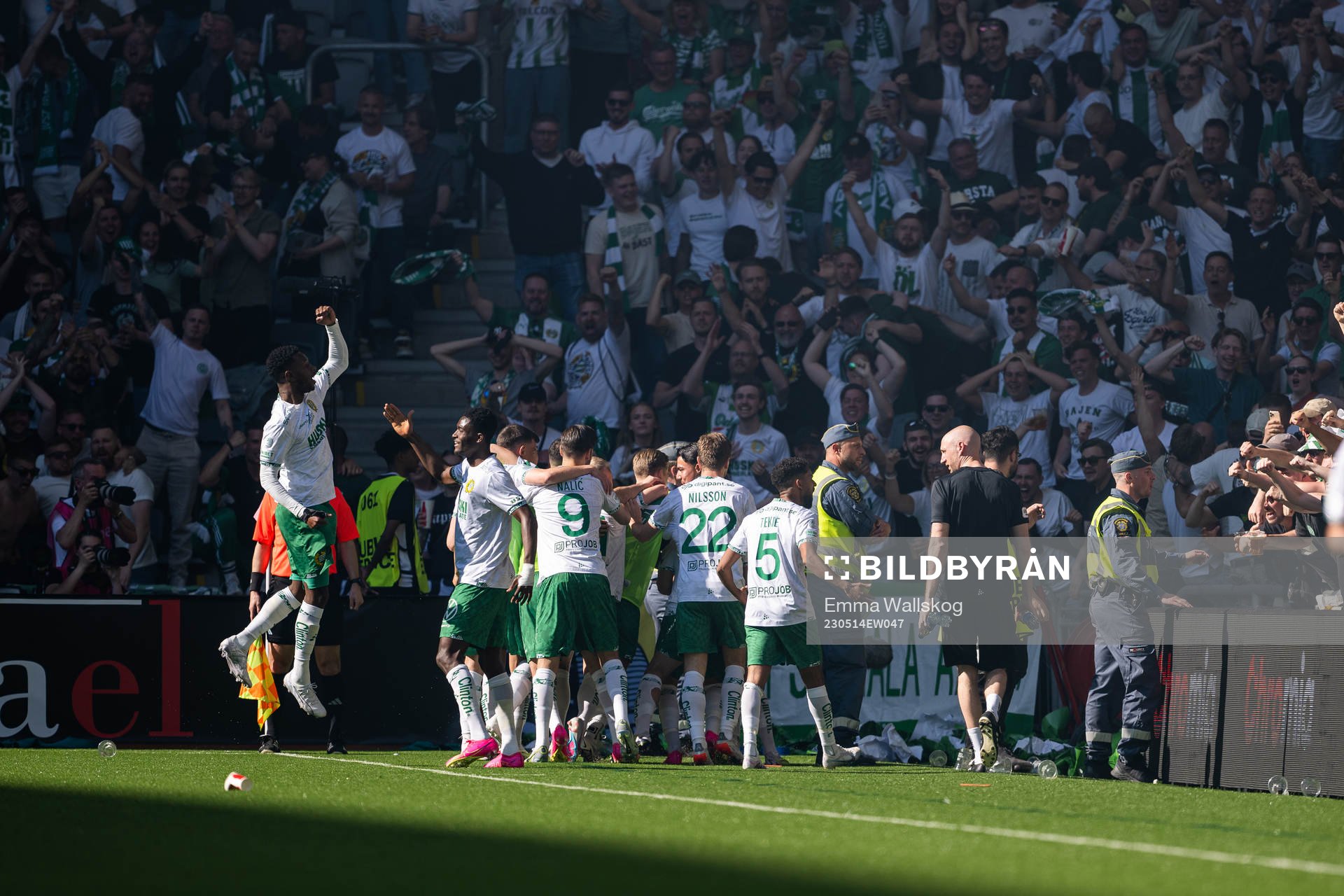 Hammarbys August Mikkelsen jublar med lagkamrater